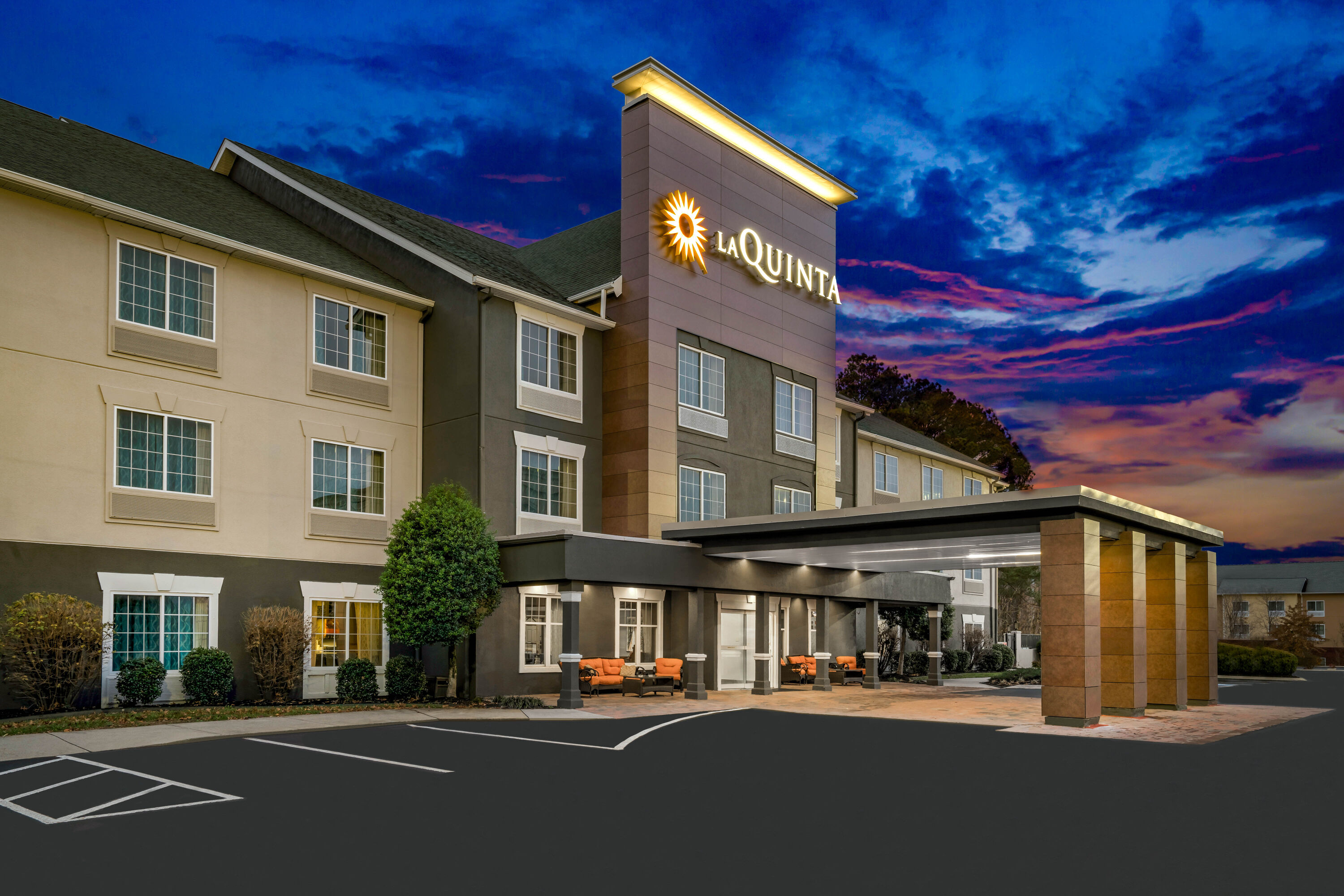 Exterior Dusk Image of La Quinta Inn & Suites by Wyndham Cookeville hotel in Cookeville, Tennessee