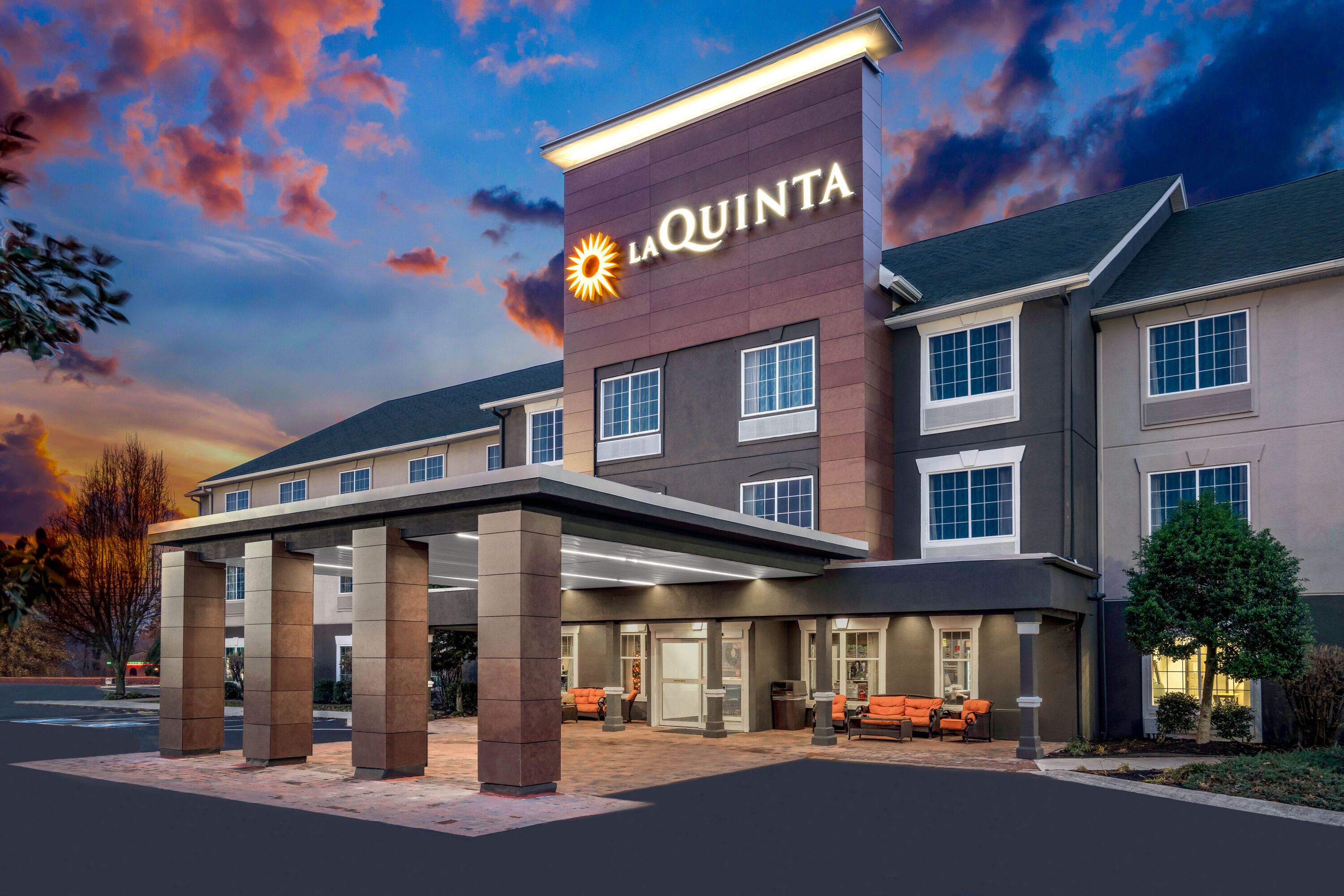 Exterior Dusk Image of La Quinta Inn & Suites by Wyndham Cookeville hotel in Cookeville, Tennessee