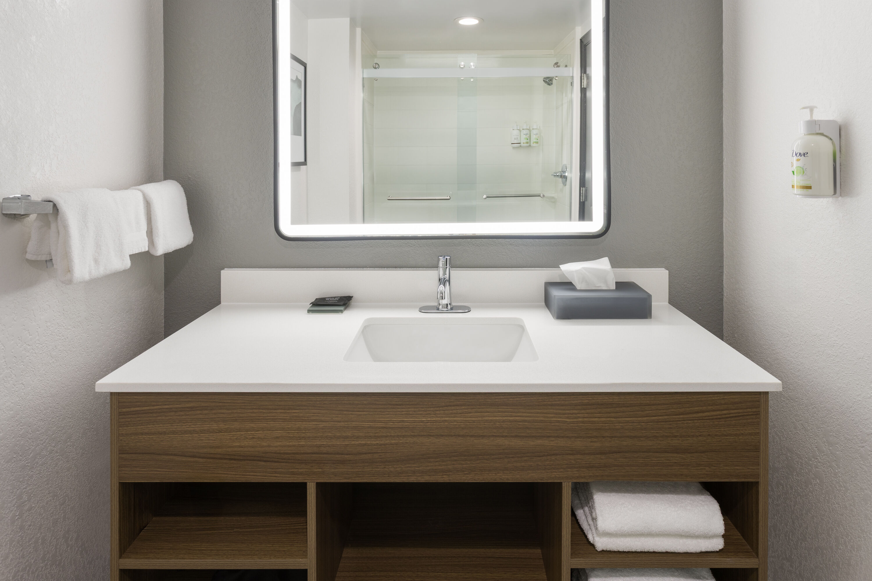 Guest room bath at the La Quinta Inn & Suites by Wyndham Chattanooga - East Ridge in East Ridge, Tennessee