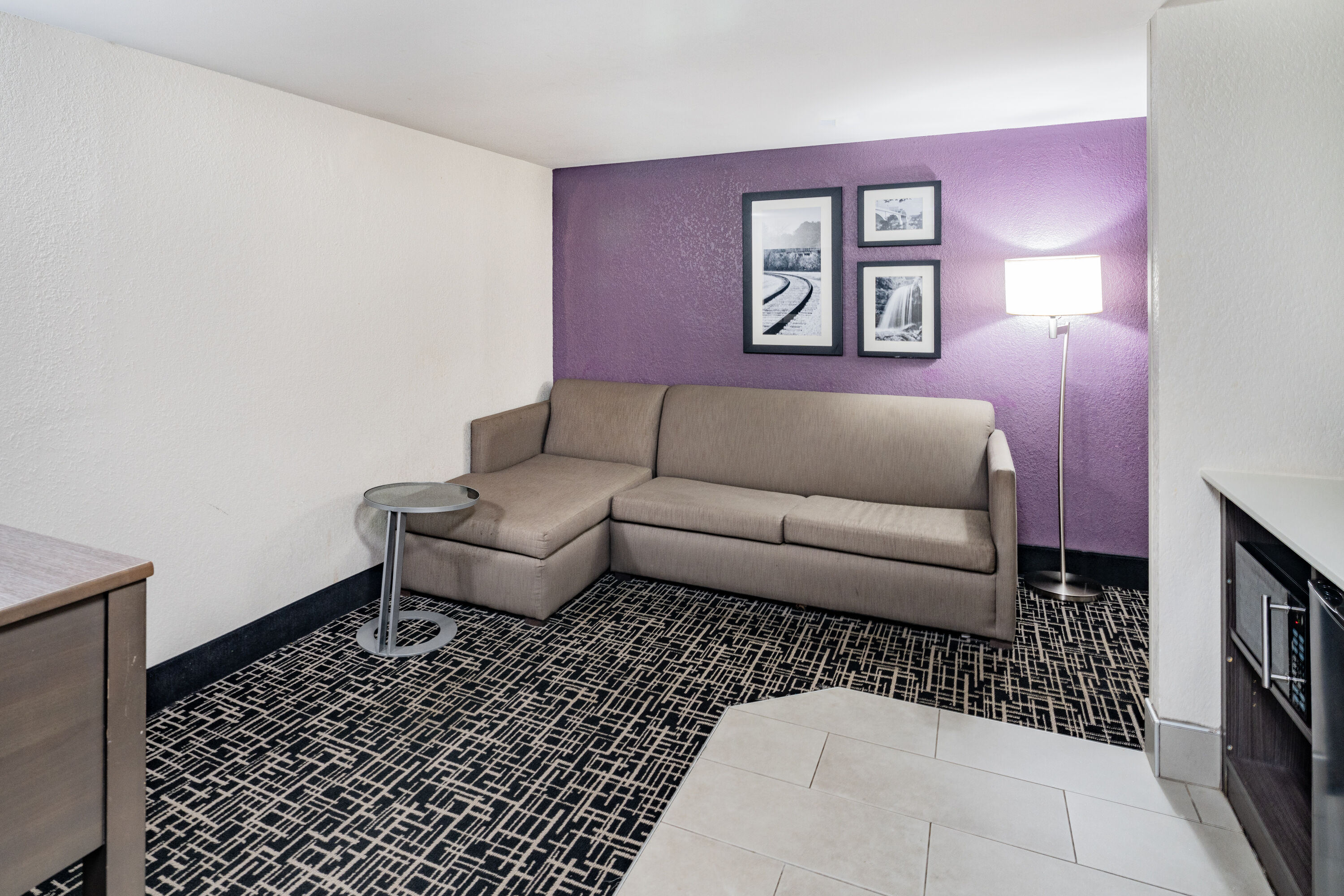 Guest room at the La Quinta Inn & Suites by Wyndham Chattanooga - East Ridge in East Ridge, Tennessee