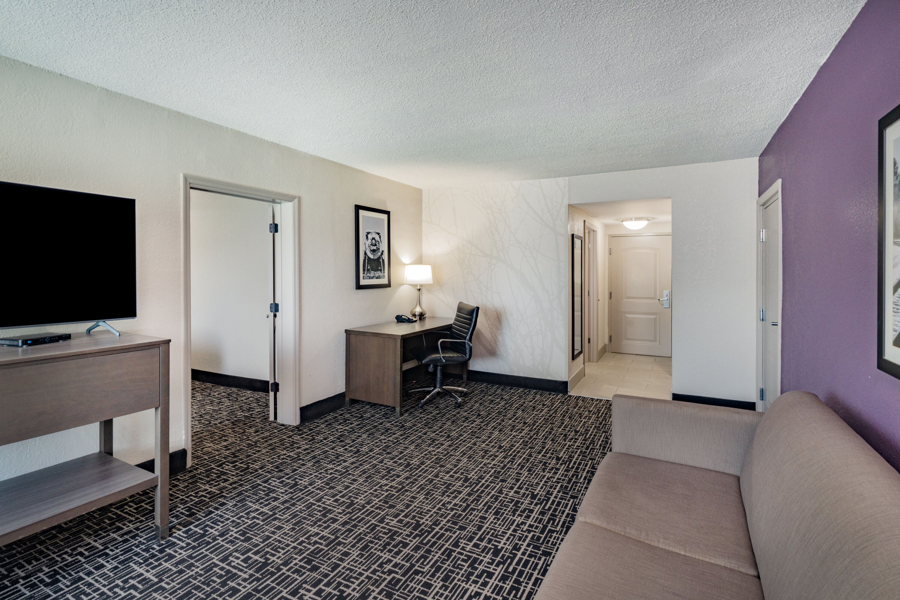 Guest room at the La Quinta Inn & Suites by Wyndham Chattanooga - East Ridge in East Ridge, Tennessee