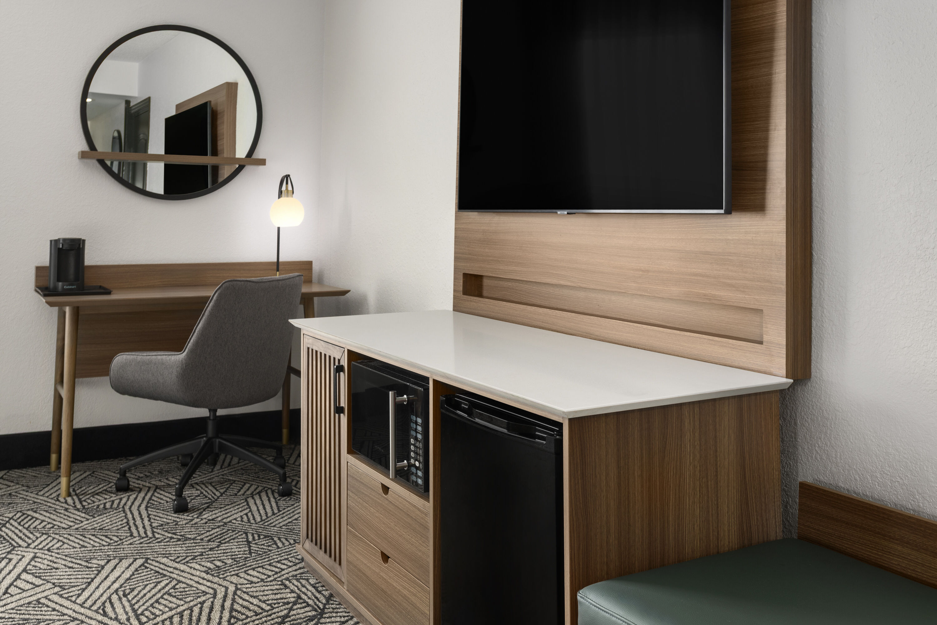 Guest room at the La Quinta Inn & Suites by Wyndham Chattanooga - East Ridge in East Ridge, Tennessee