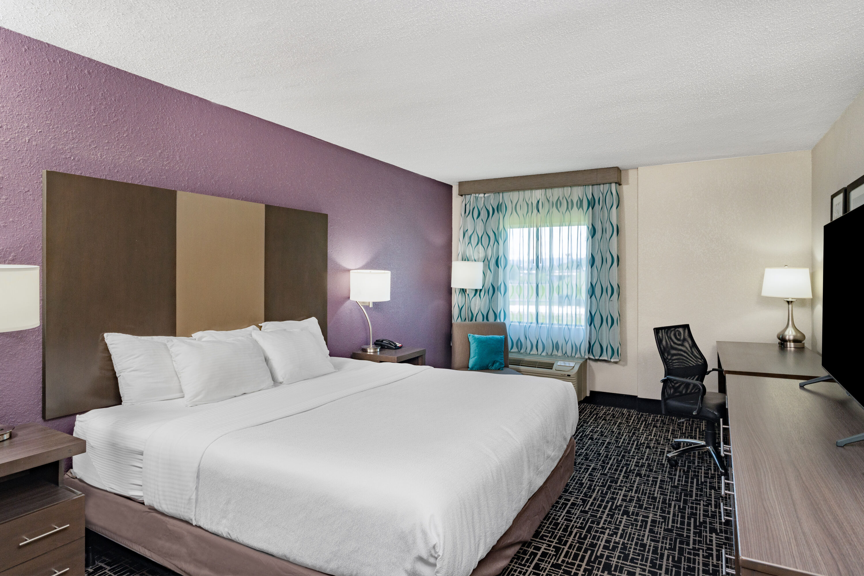 Guest room at the La Quinta Inn & Suites by Wyndham Chattanooga - East Ridge in East Ridge, Tennessee