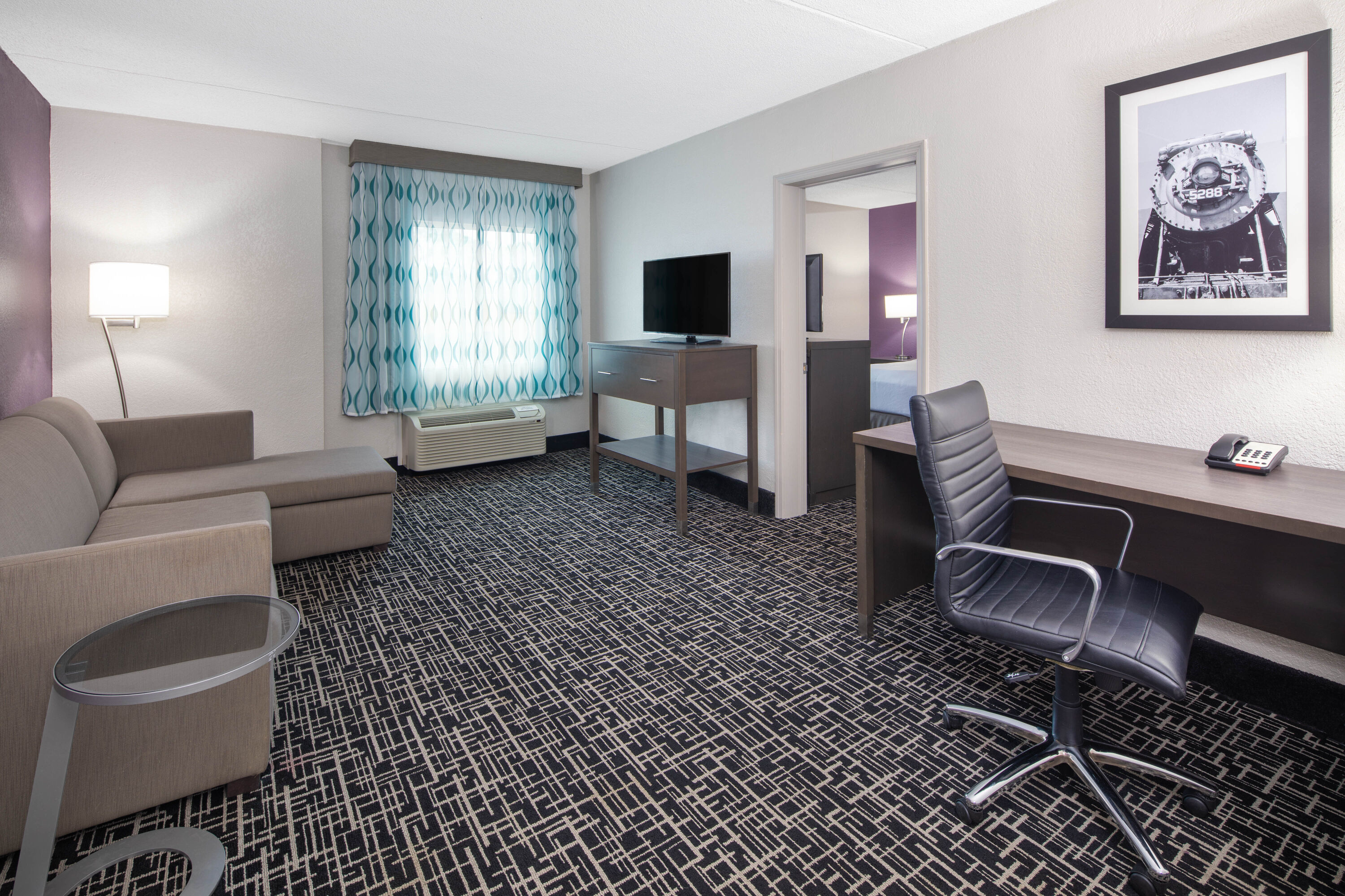La Quinta Inn & Suites by Wyndham Chattanooga - East Ridge suite in East Ridge, Tennessee