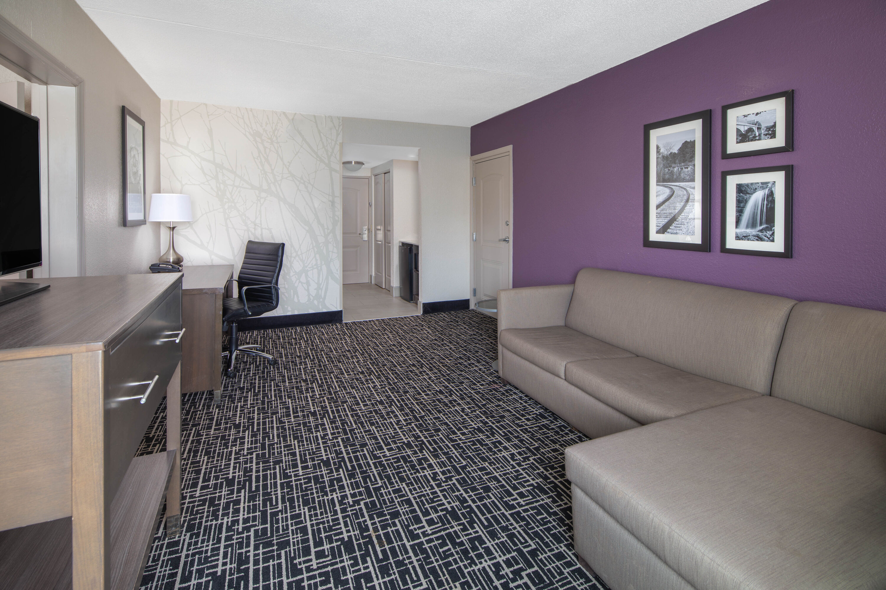 La Quinta Inn & Suites by Wyndham Chattanooga - East Ridge suite in East Ridge, Tennessee