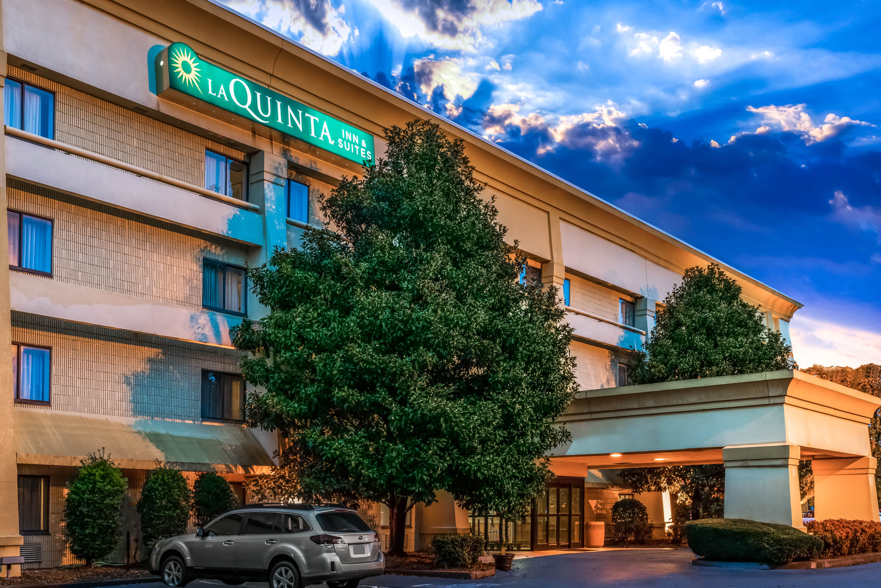 Exterior Dusk Image of La Quinta Inn & Suites by Wyndham Nashville Franklin hotel in Franklin, Tennessee