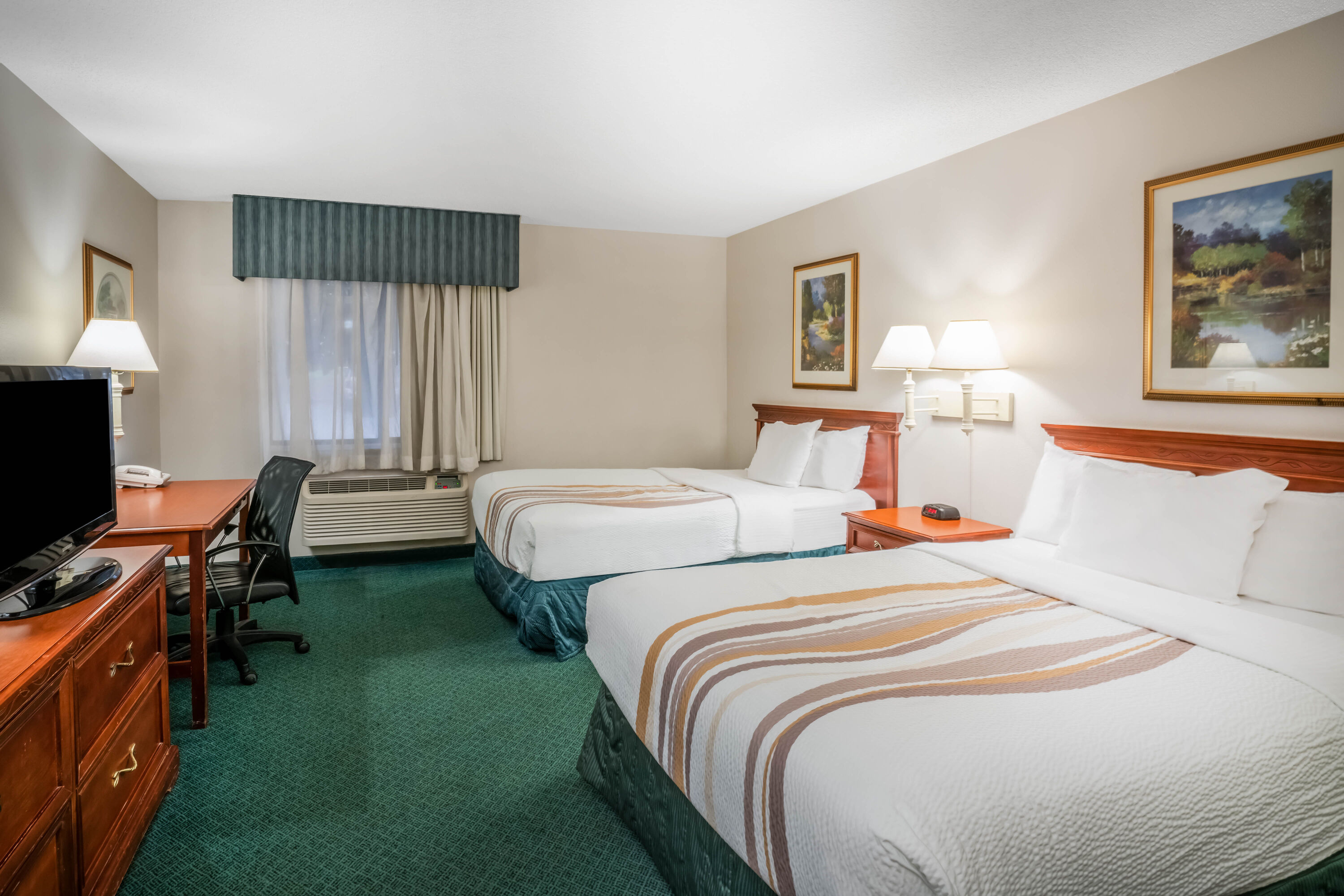Guest room at the La Quinta Inn & Suites by Wyndham Nashville Franklin in Franklin, Tennessee
