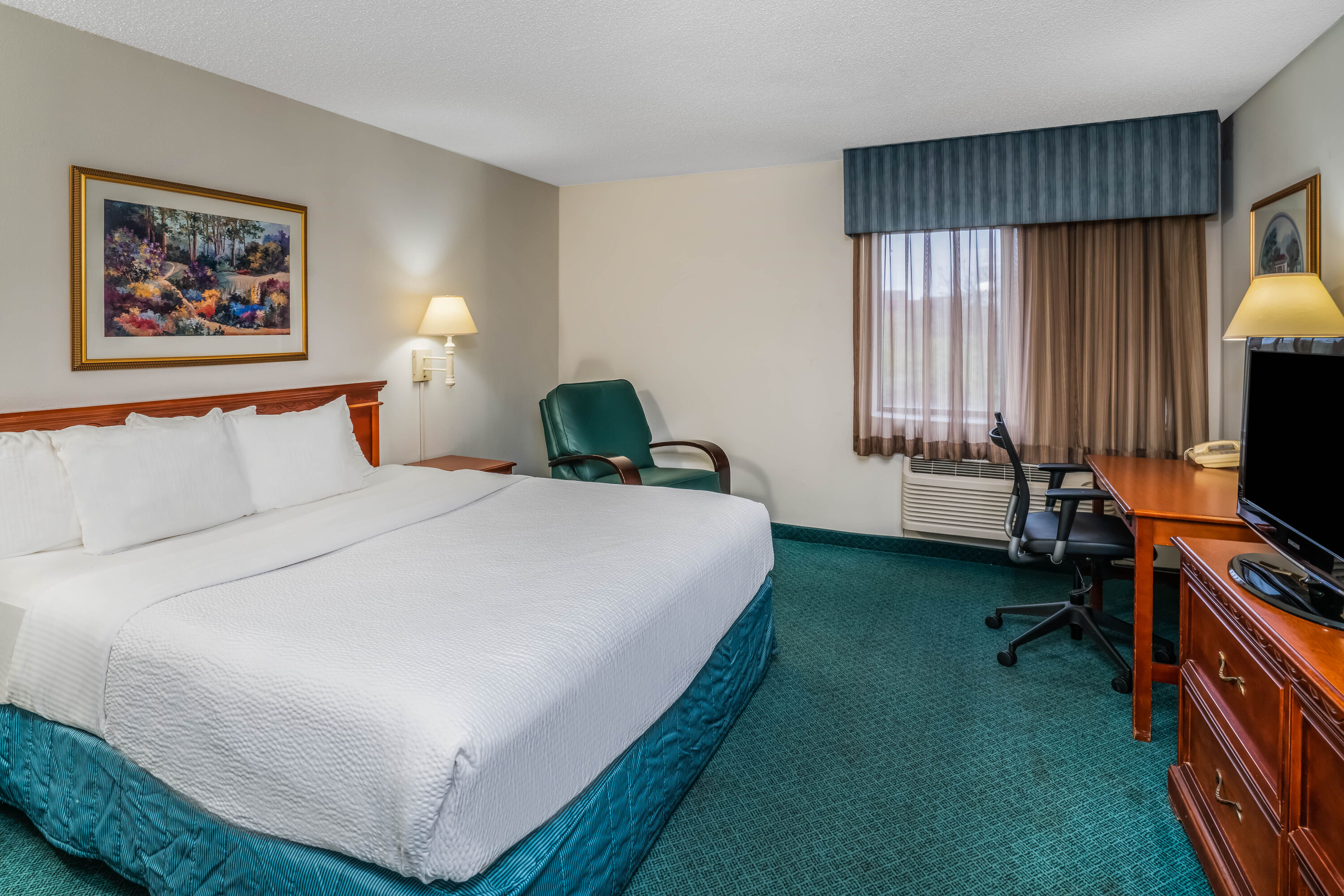 Guest room at the La Quinta Inn & Suites by Wyndham Nashville Franklin in Franklin, Tennessee