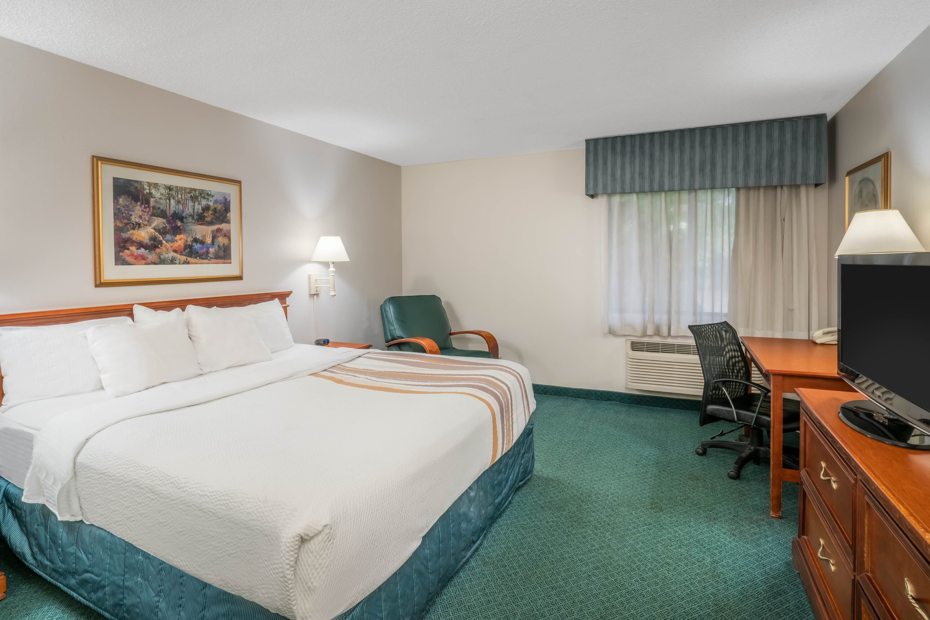 Guest room at the La Quinta Inn & Suites by Wyndham Nashville Franklin in Franklin, Tennessee