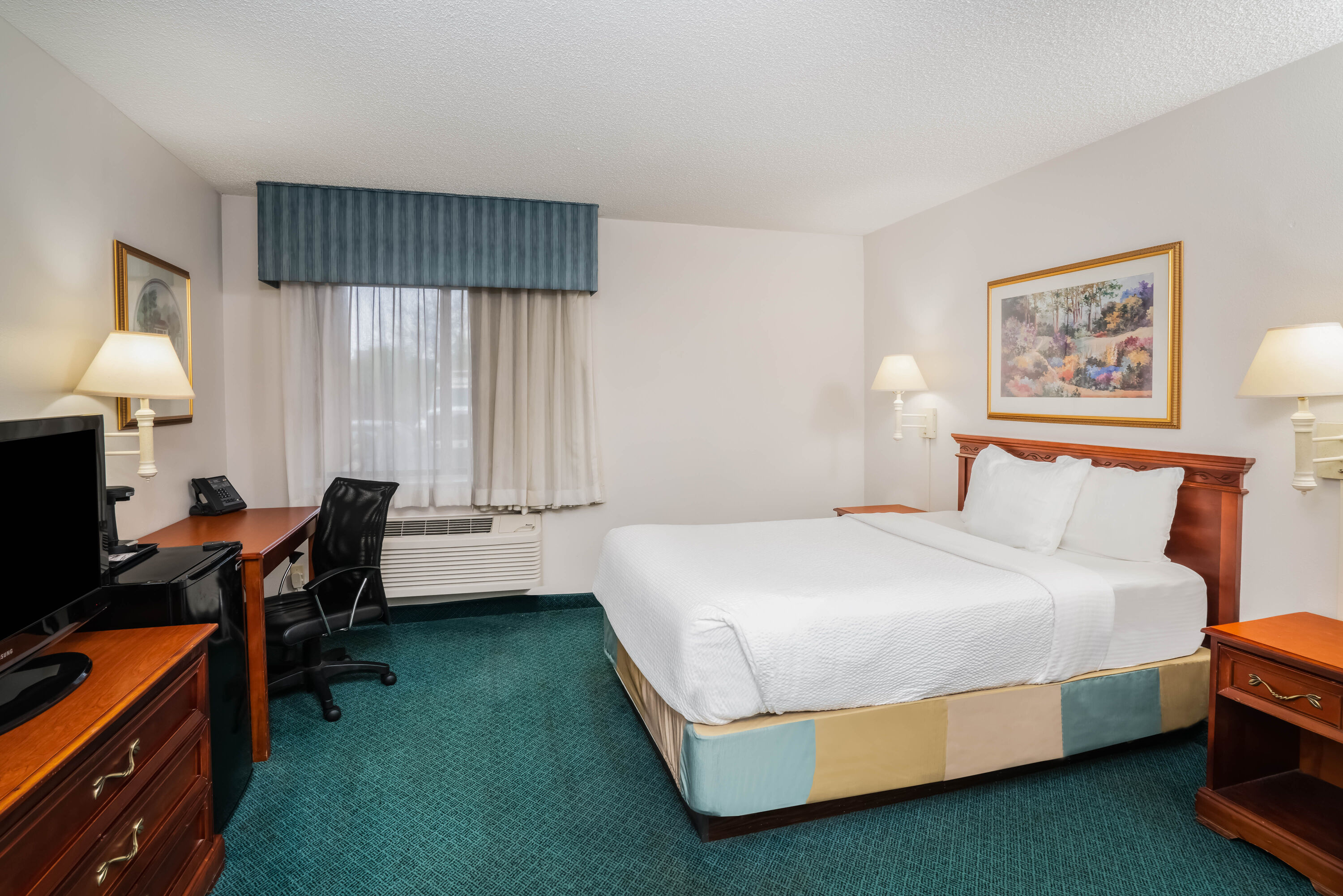 Guest room at the La Quinta Inn & Suites by Wyndham Nashville Franklin in Franklin, Tennessee