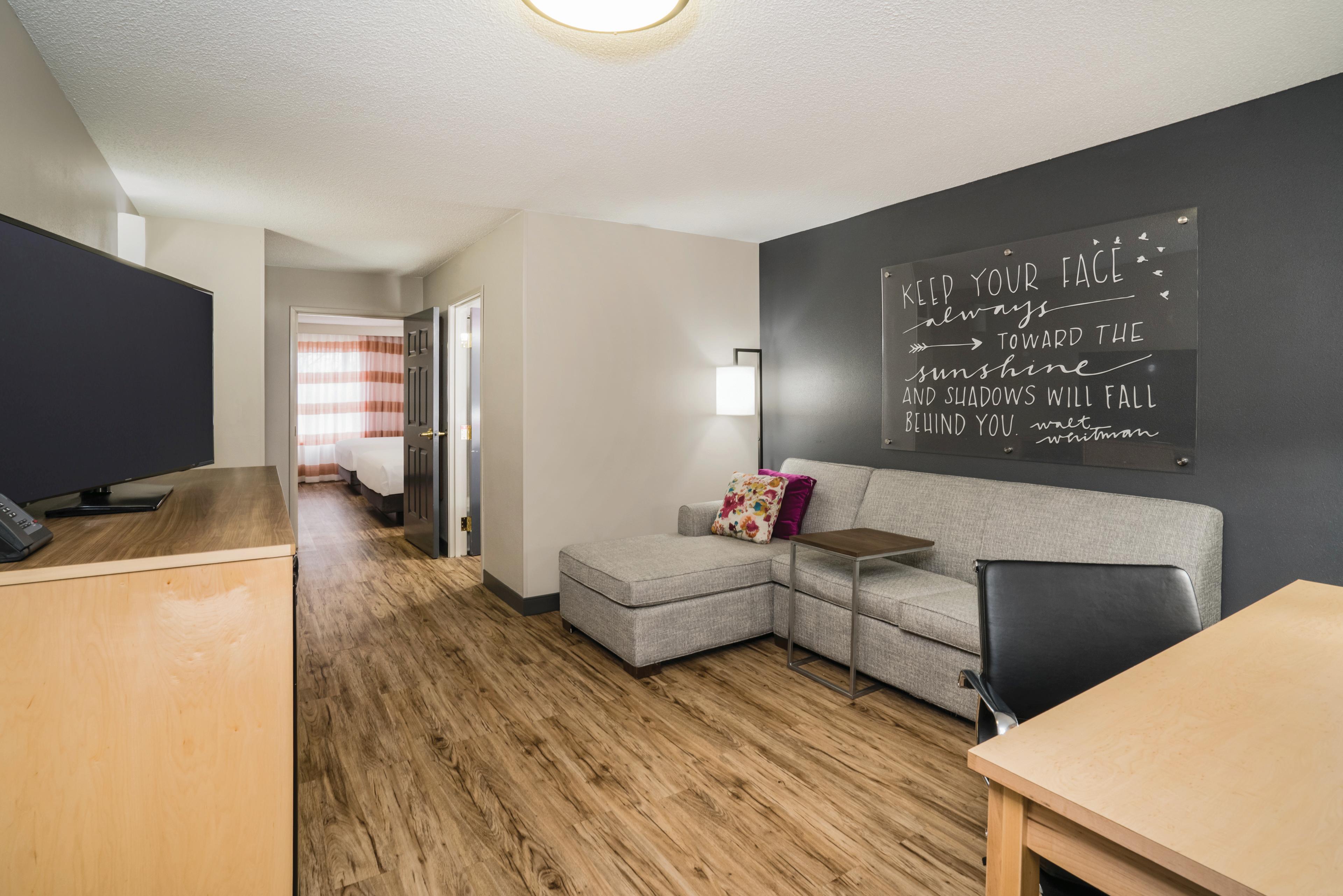 La Quinta Inn & Suites by Wyndham Chattanooga North - Hixson suite in Hixson, Tennessee