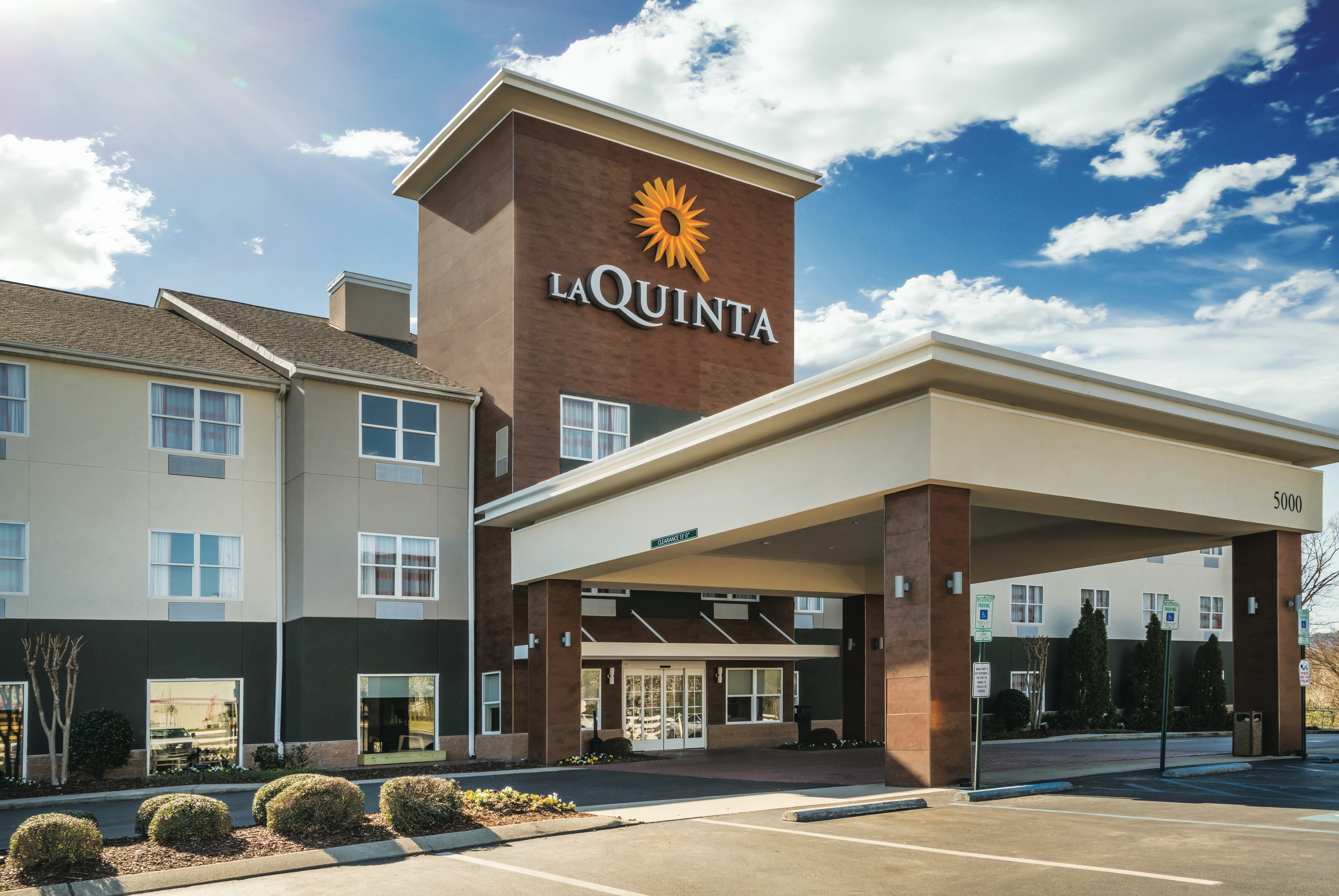 Exterior of La Quinta Inn & Suites by Wyndham Chattanooga North - Hixson hotel in Hixson, Tennessee