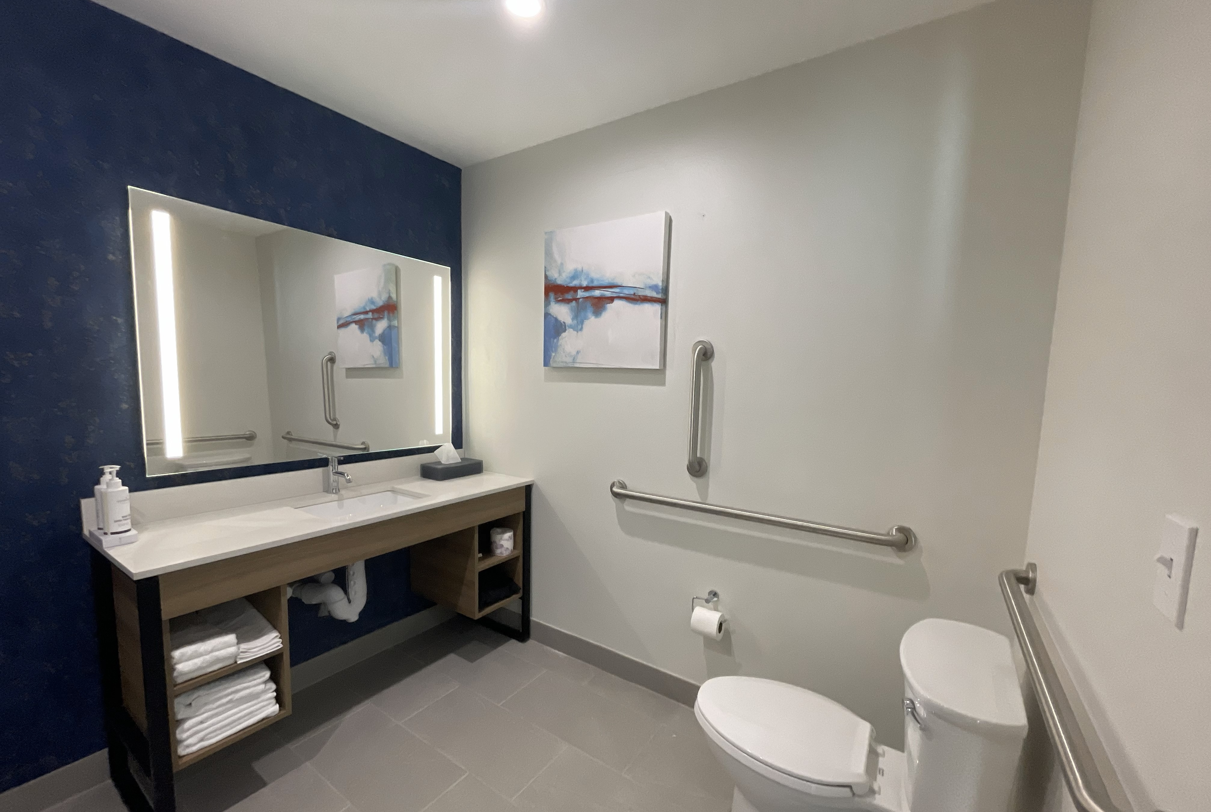 Guest room bath at the La Quinta Inn & Suites by Wyndham Jackson in Jackson, Tennessee