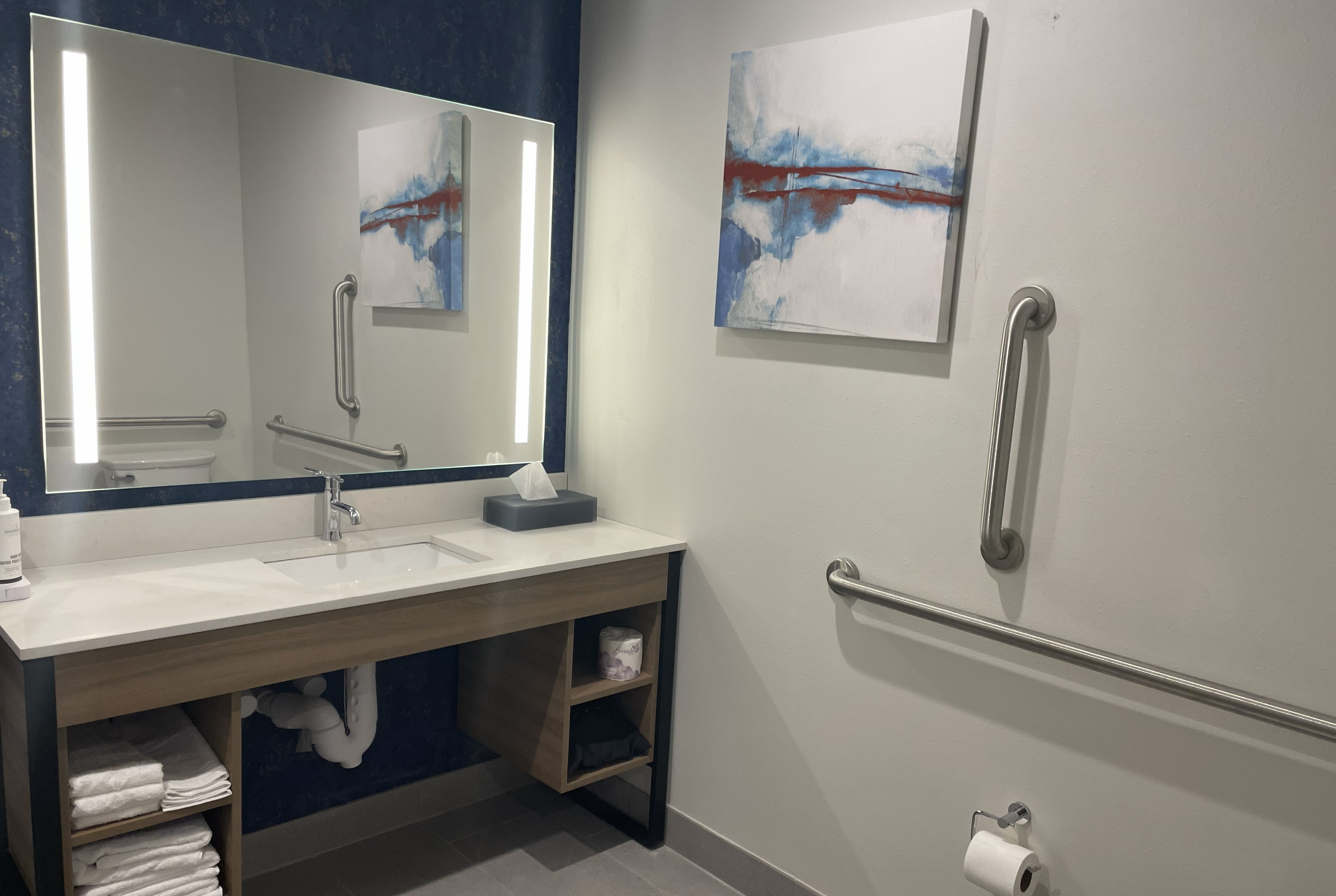 Guest room bath at the La Quinta Inn & Suites by Wyndham Jackson in Jackson, Tennessee