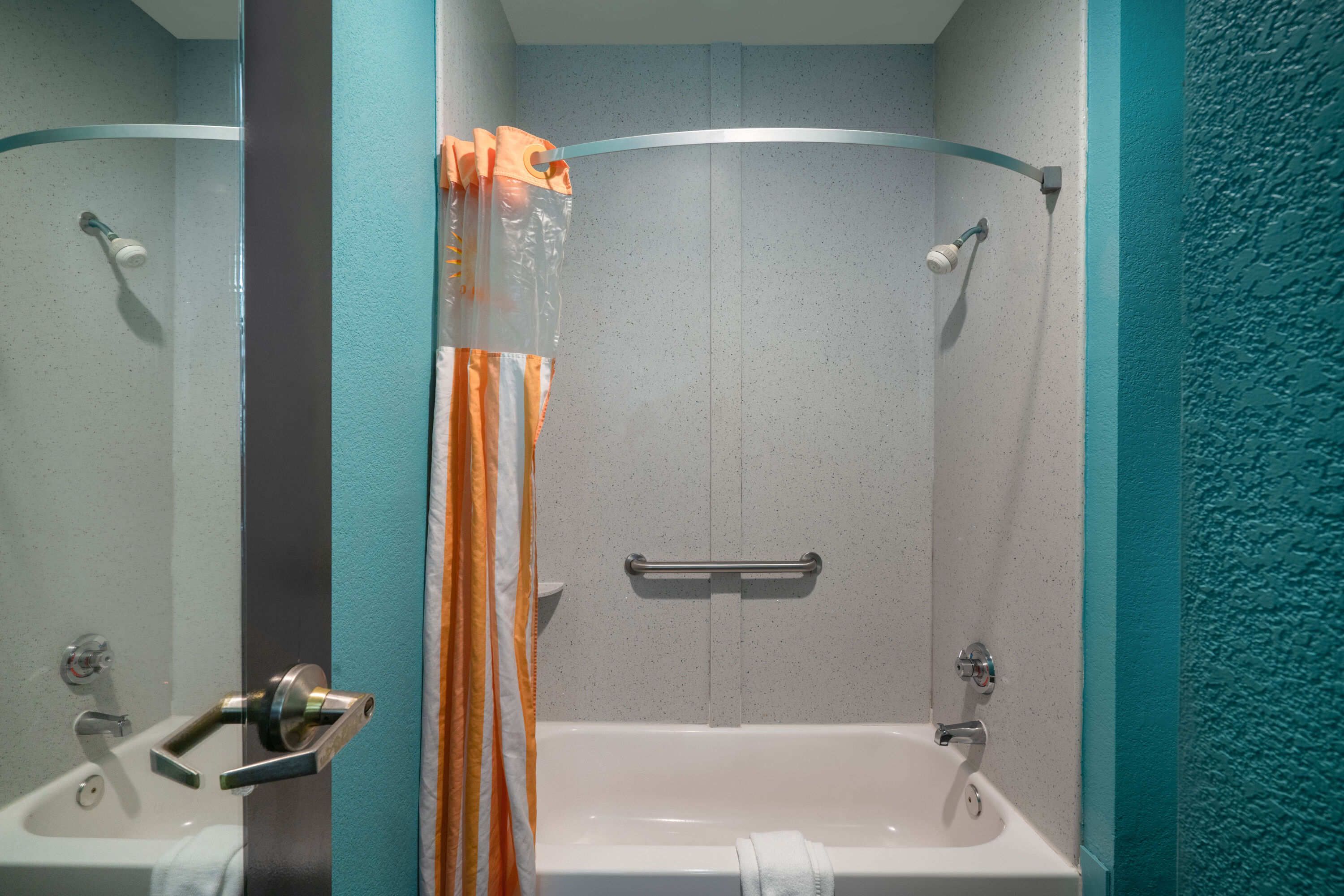 Guest room bath at the La Quinta Inn & Suites by Wyndham Knoxville East in Knoxville, Tennessee