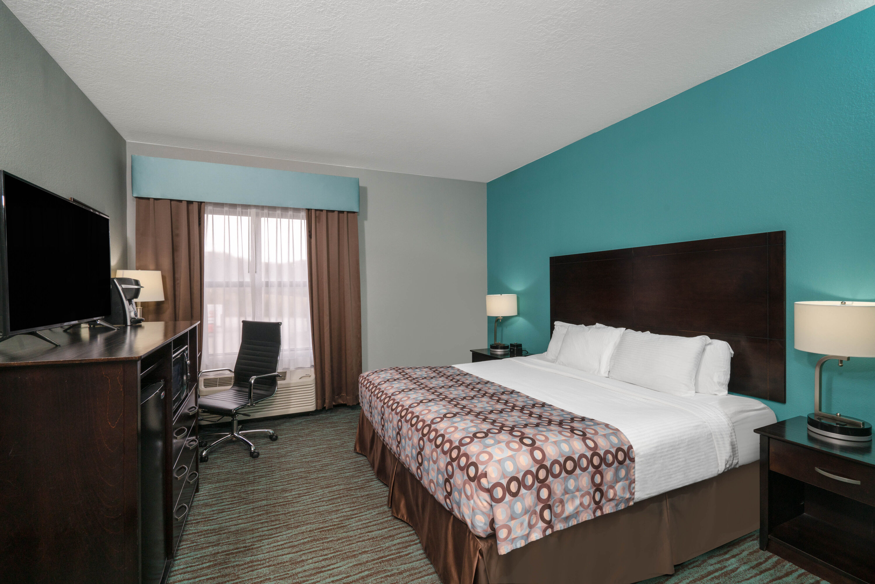 Guest room at the La Quinta Inn & Suites by Wyndham Knoxville East in Knoxville, Tennessee