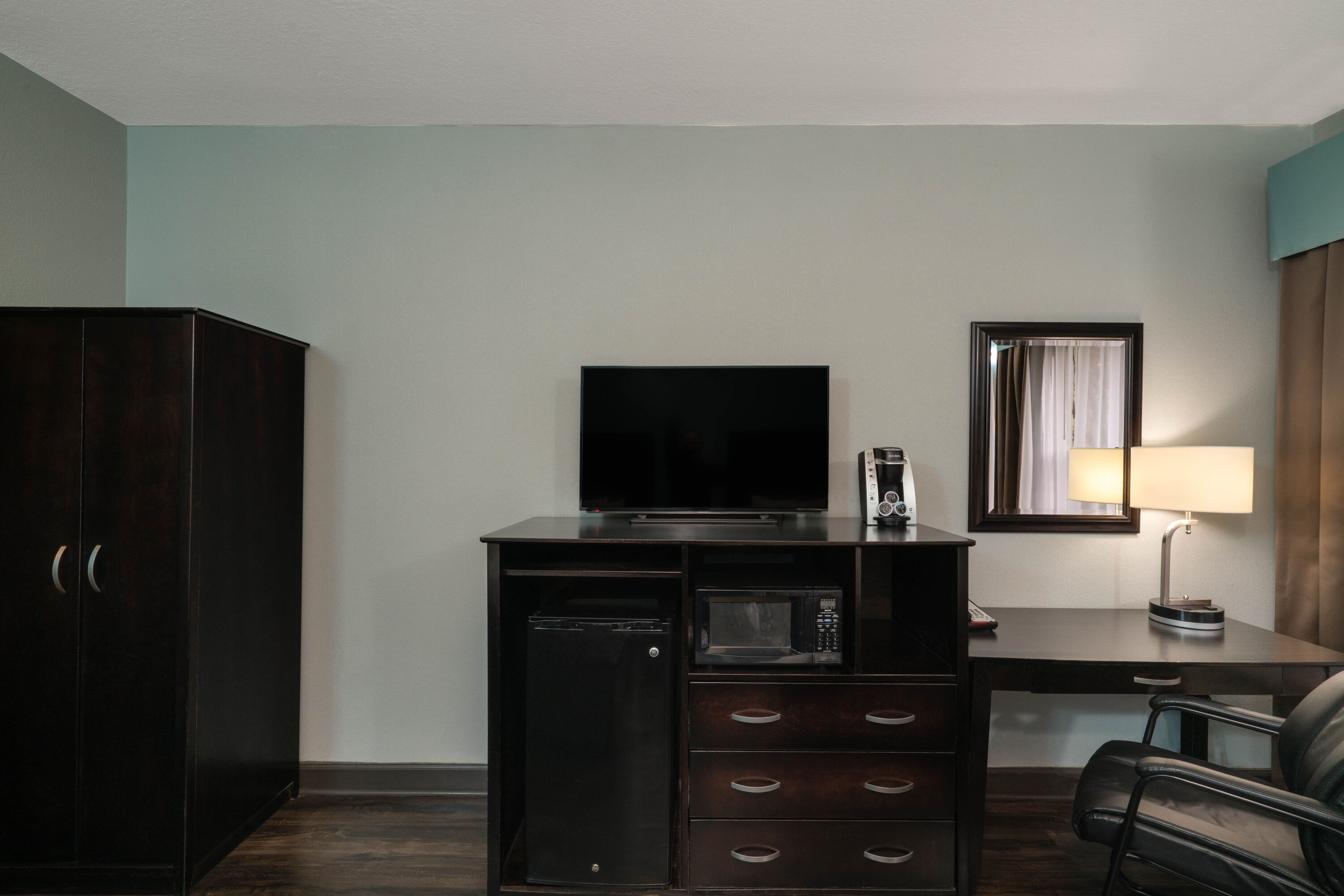 Guest room feature at the La Quinta Inn & Suites by Wyndham Knoxville East in Knoxville, Tennessee