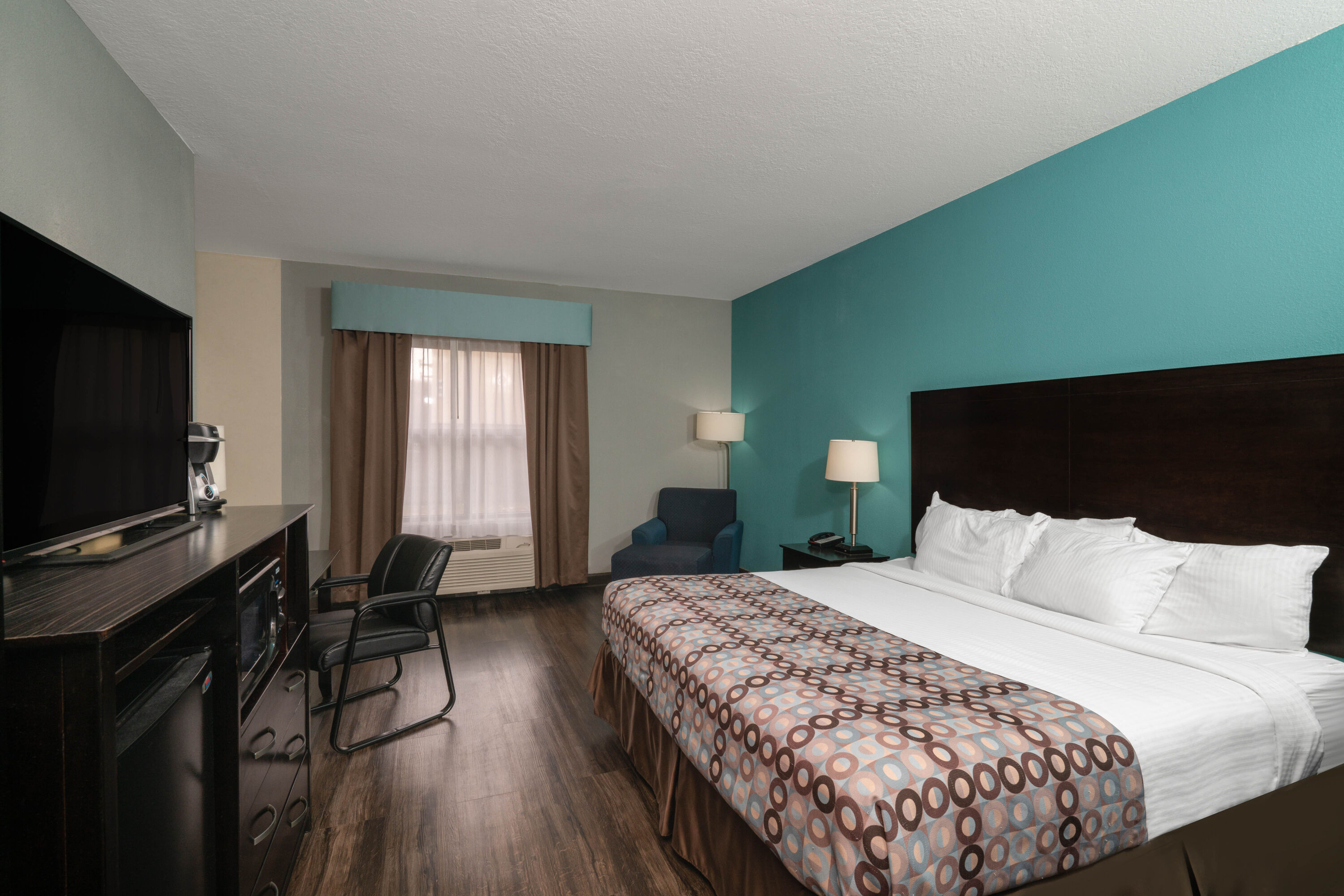 La Quinta Inn & Suites by Wyndham Knoxville East suite in Knoxville, Tennessee