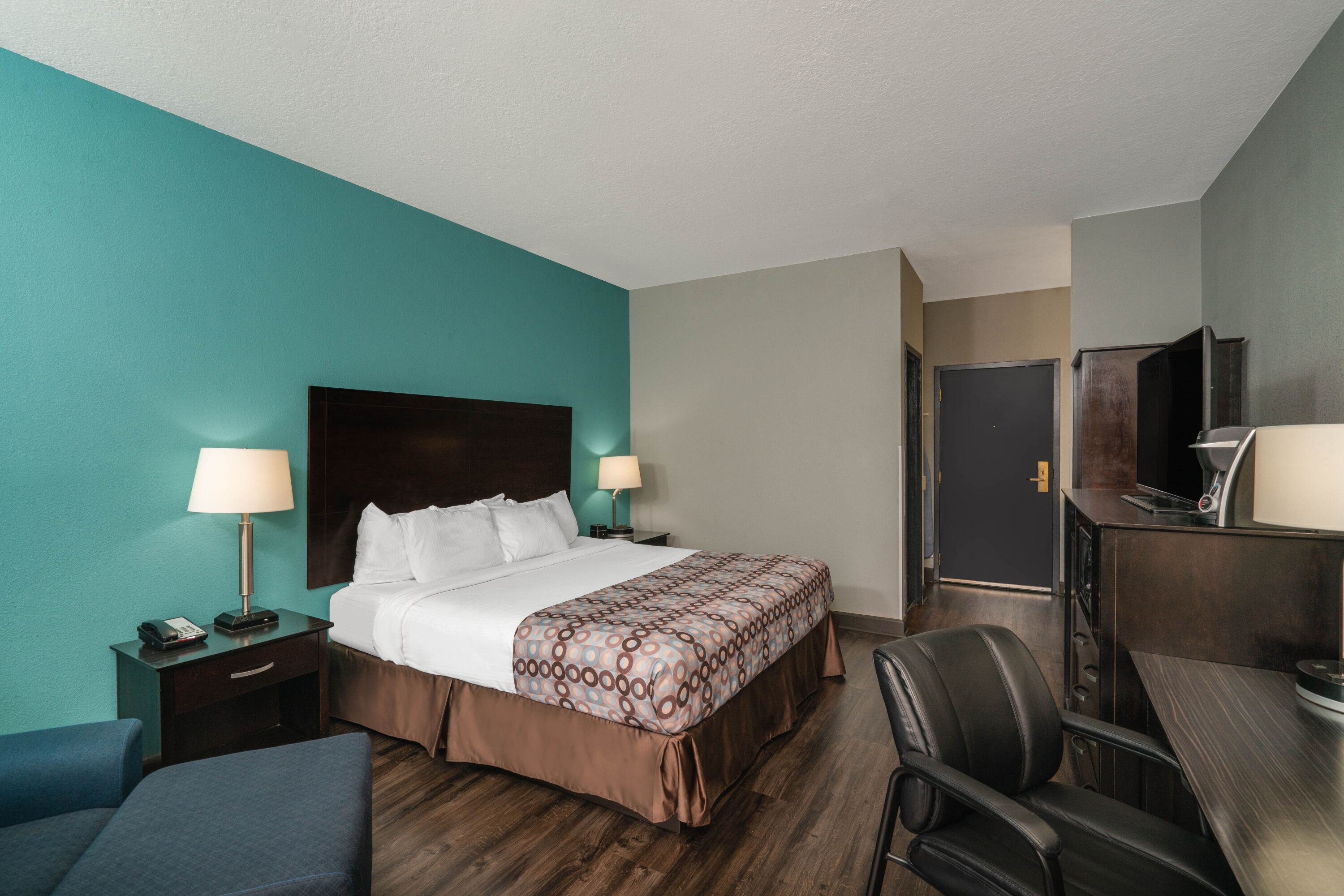 La Quinta Inn & Suites by Wyndham Knoxville East suite in Knoxville, Tennessee