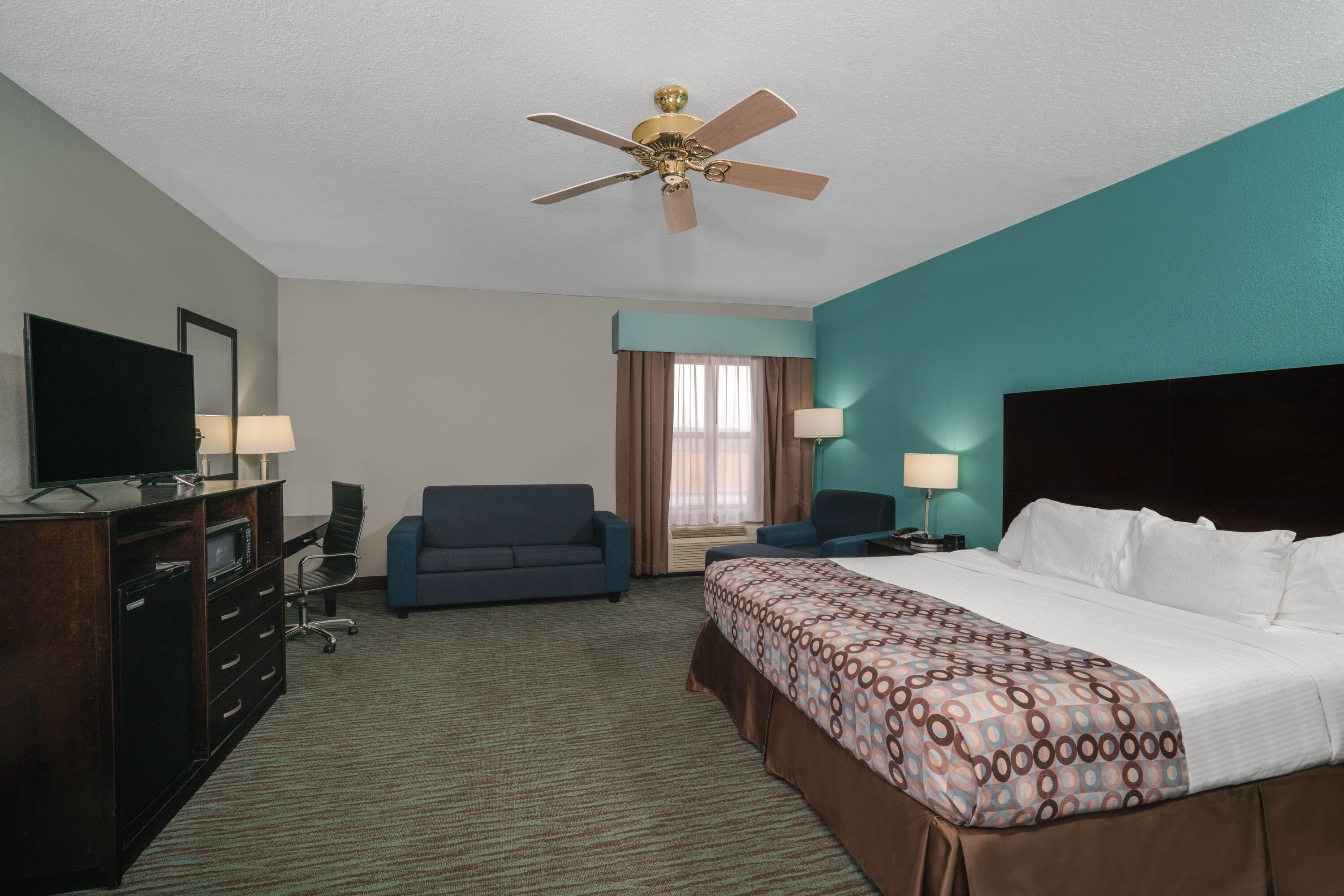 La Quinta Inn & Suites by Wyndham Knoxville East suite in Knoxville, Tennessee