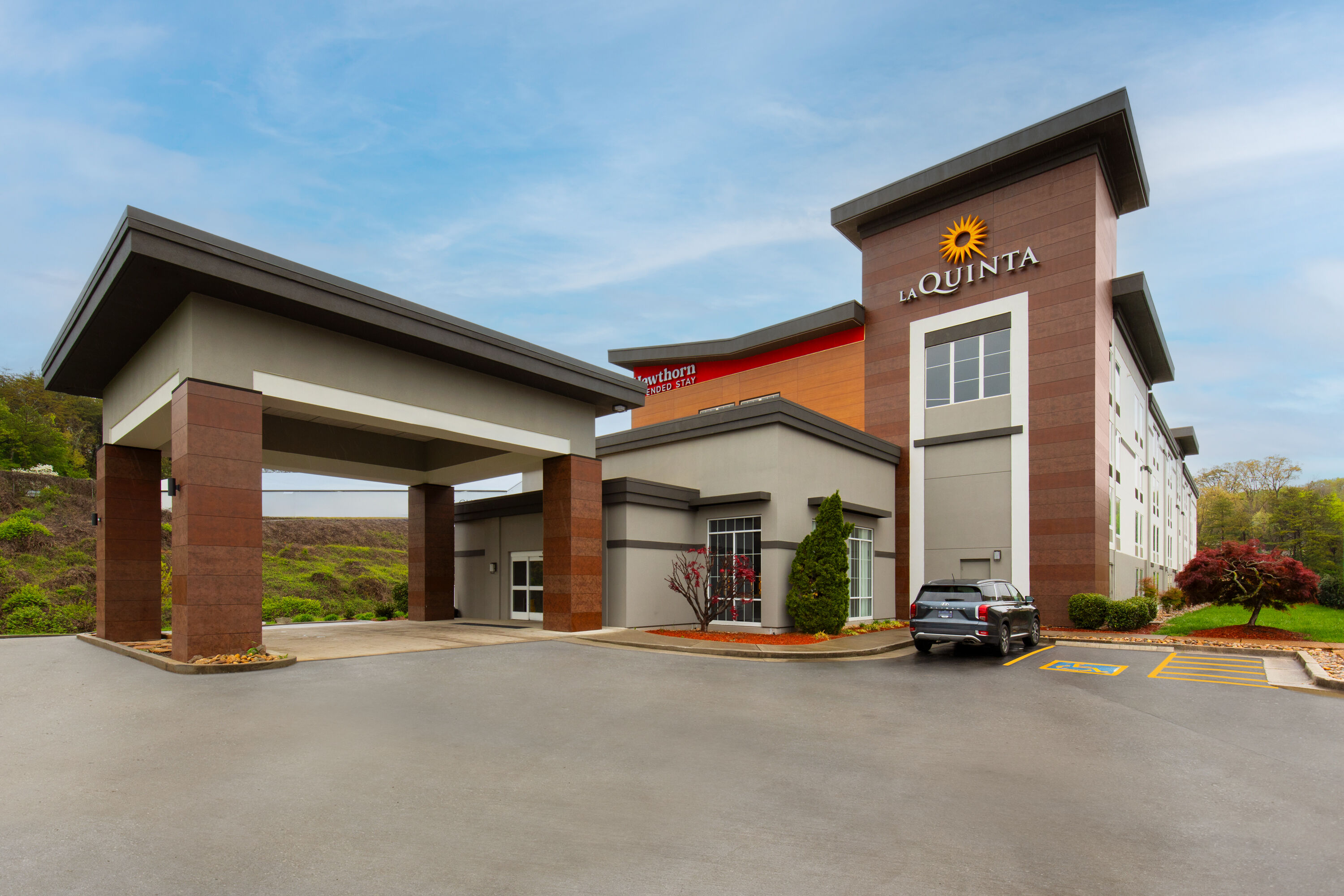 Exterior Day Image of La Quinta Inn & Suites by Wyndham Knoxville Papermill hotel in Knoxville, Tennessee