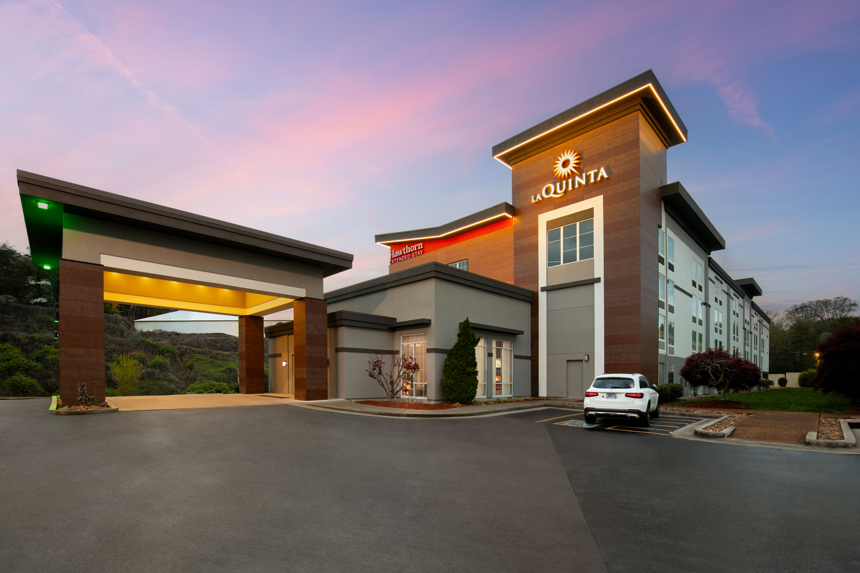 Exterior Dusk Image of La Quinta Inn & Suites by Wyndham Knoxville Papermill hotel in Knoxville, Tennessee