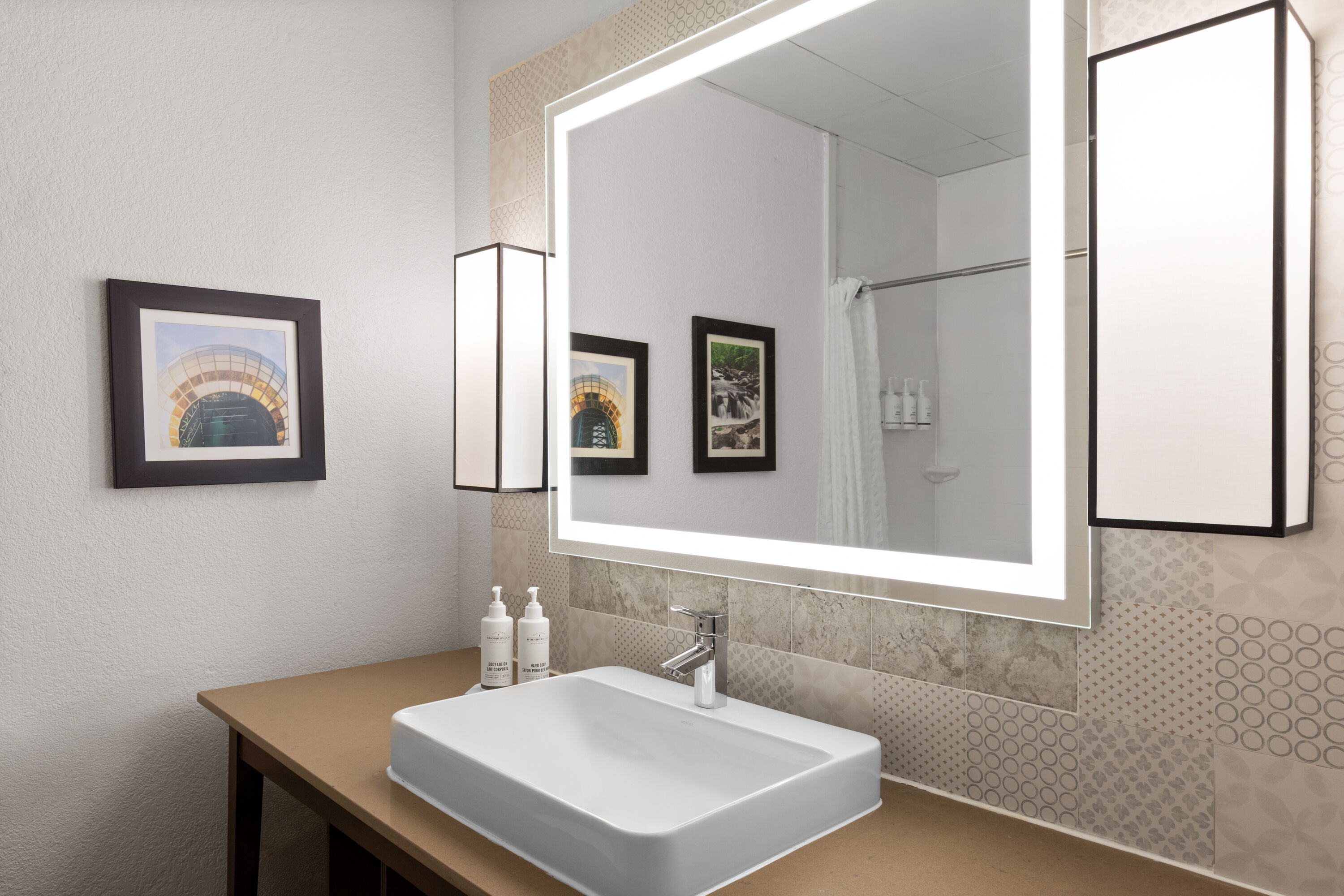 Guest room bath at the La Quinta Inn & Suites by Wyndham Knoxville West in Knoxville, Tennessee