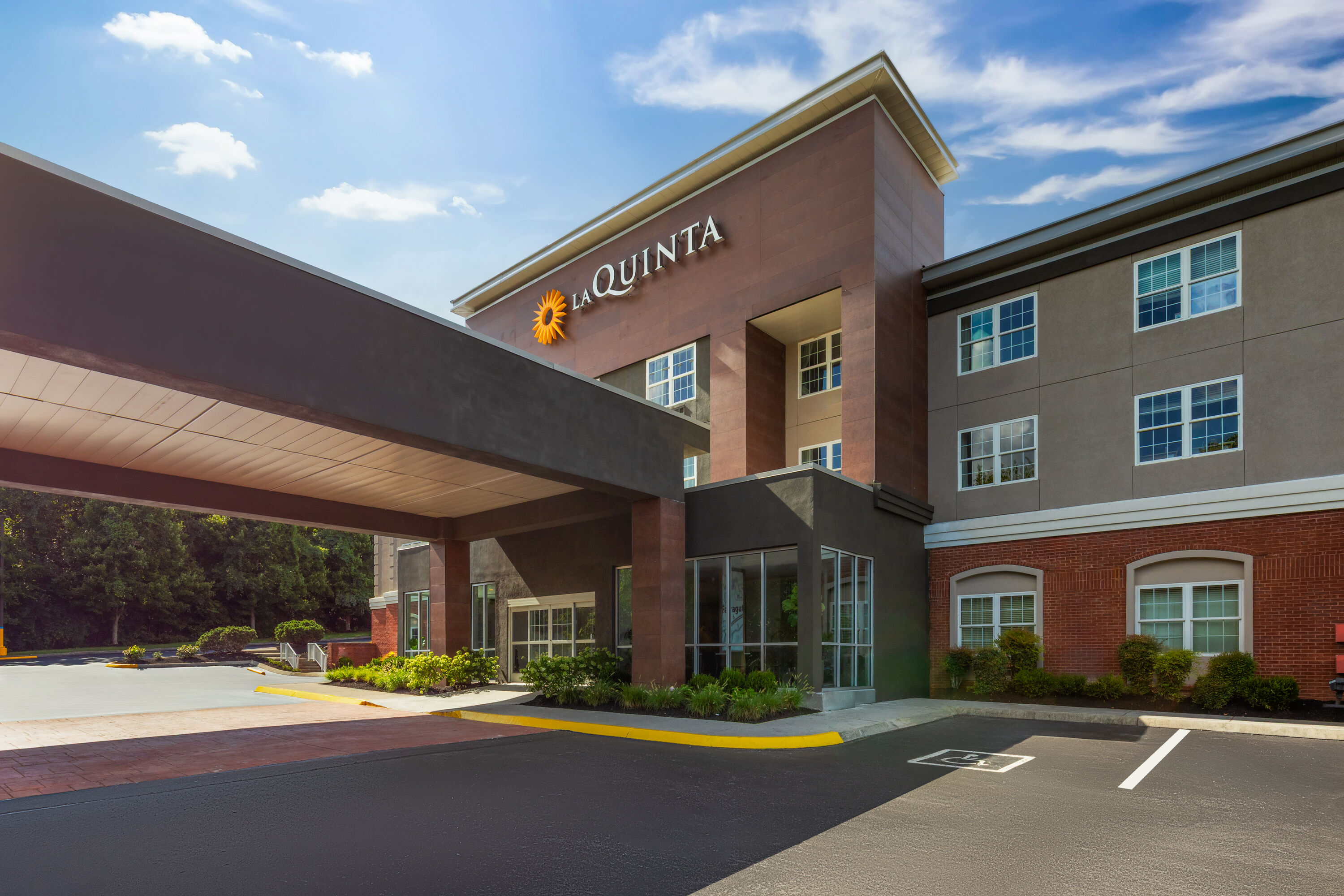 Exterior Day Image of La Quinta Inn & Suites by Wyndham Knoxville West hotel in Knoxville, Tennessee