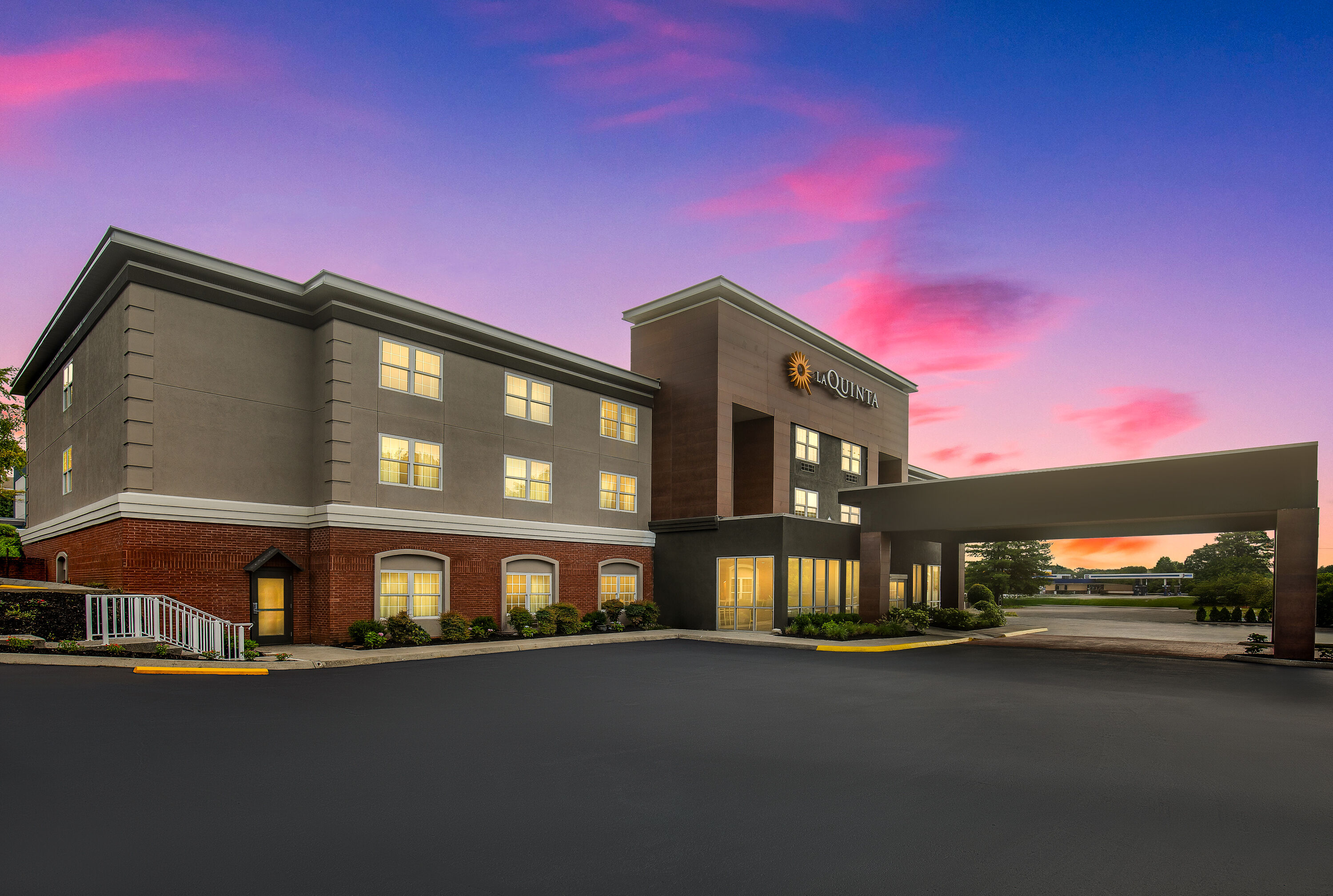Exterior Dusk Image of La Quinta Inn & Suites by Wyndham Knoxville West hotel in Knoxville, Tennessee
