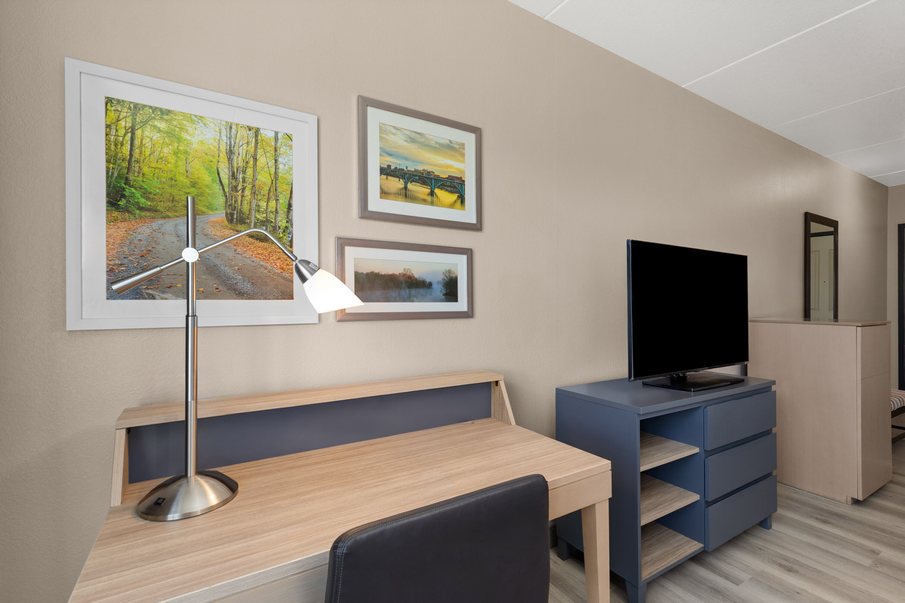 Guest room at the La Quinta Inn & Suites by Wyndham Knoxville West in Knoxville, Tennessee