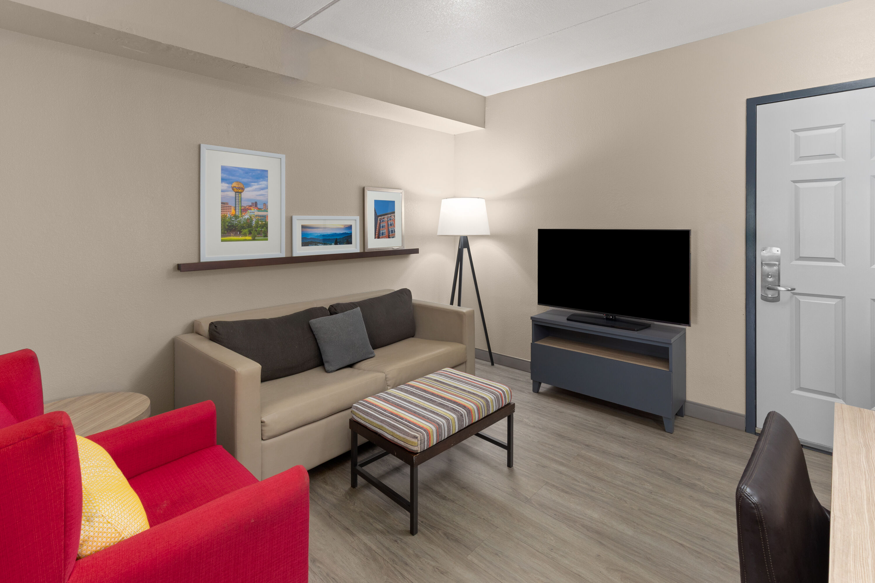 Guest room at the La Quinta Inn & Suites by Wyndham Knoxville West in Knoxville, Tennessee