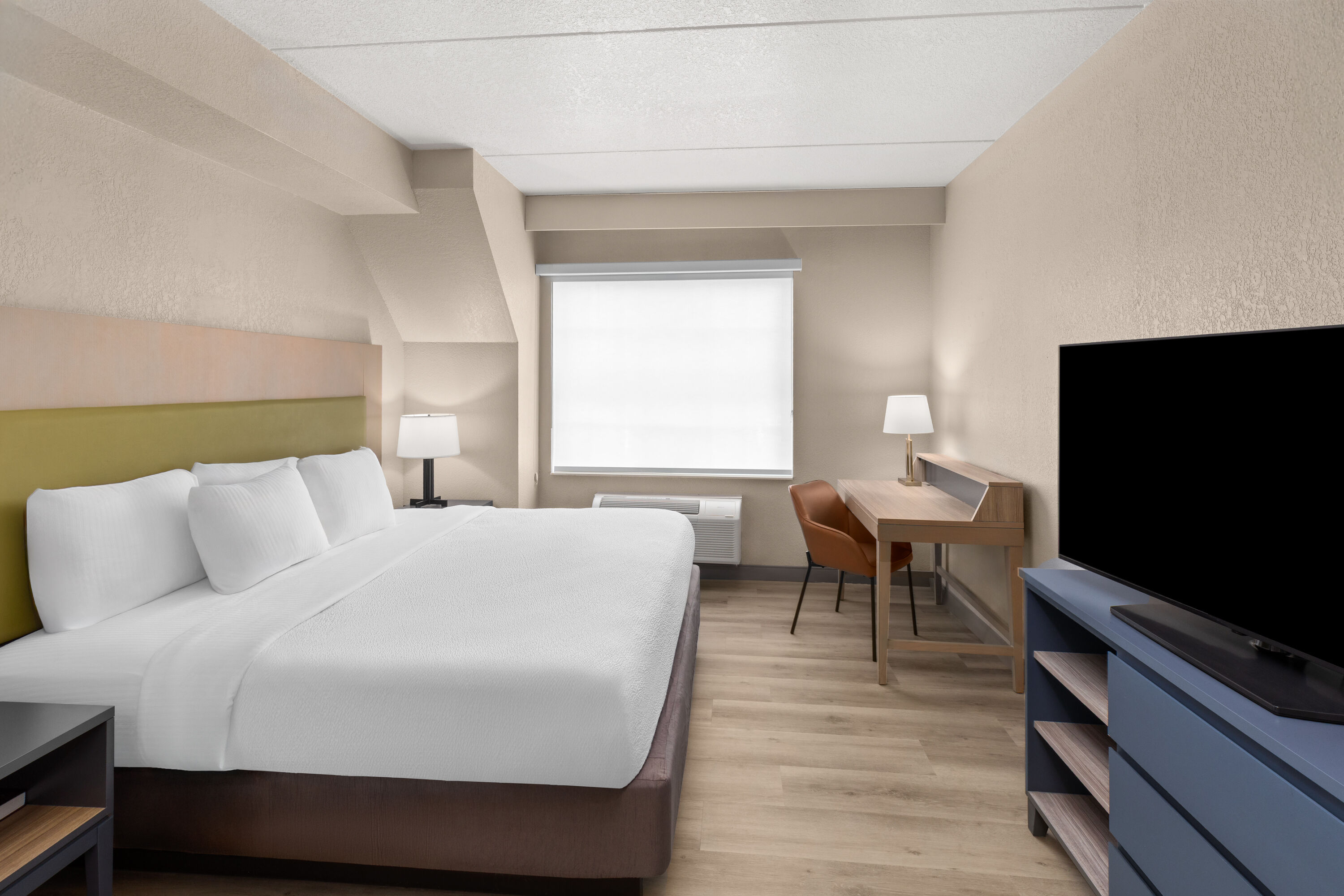 Guest room at the La Quinta Inn & Suites by Wyndham Knoxville West in Knoxville, Tennessee