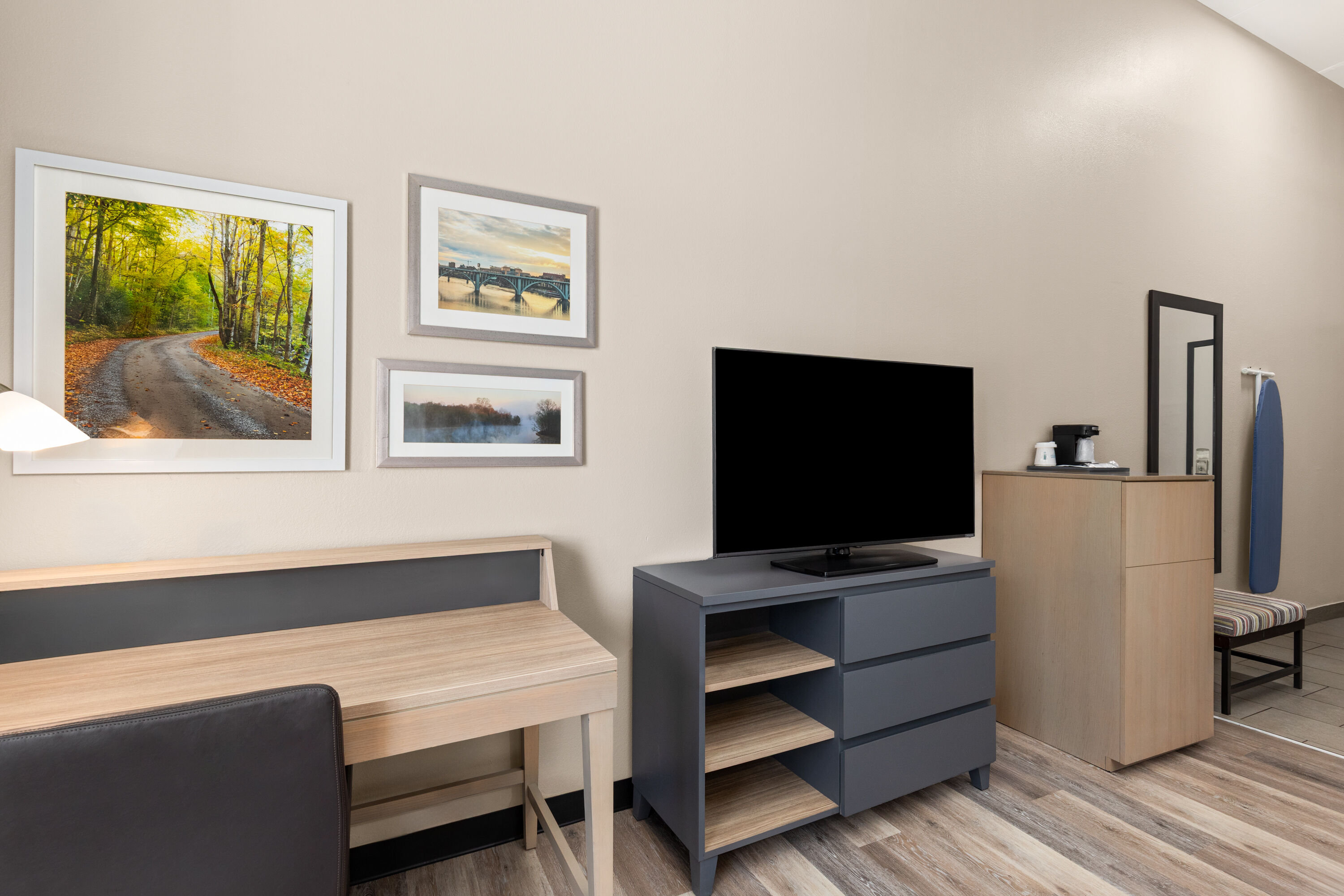 Guest room at the La Quinta Inn & Suites by Wyndham Knoxville West in Knoxville, Tennessee