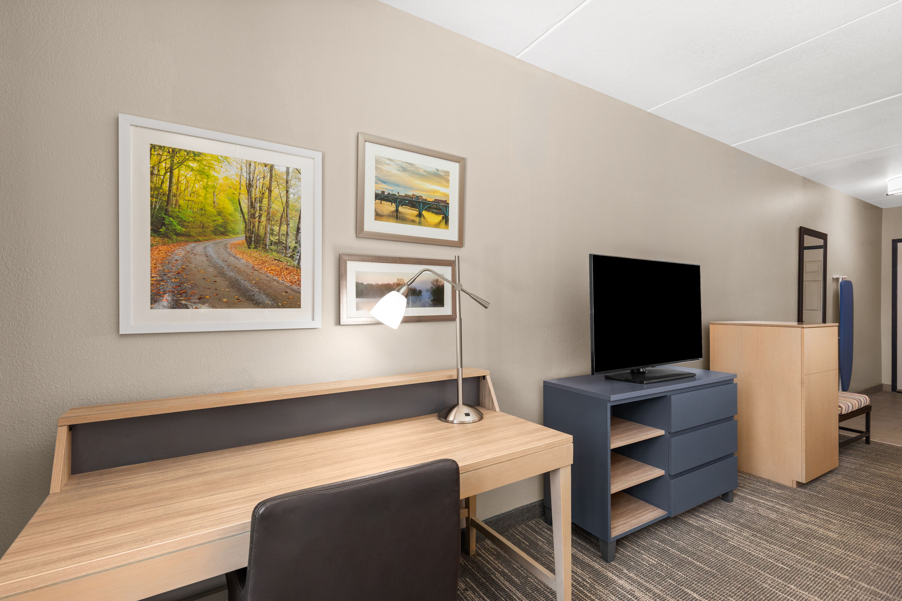 Guest room at the La Quinta Inn & Suites by Wyndham Knoxville West in Knoxville, Tennessee