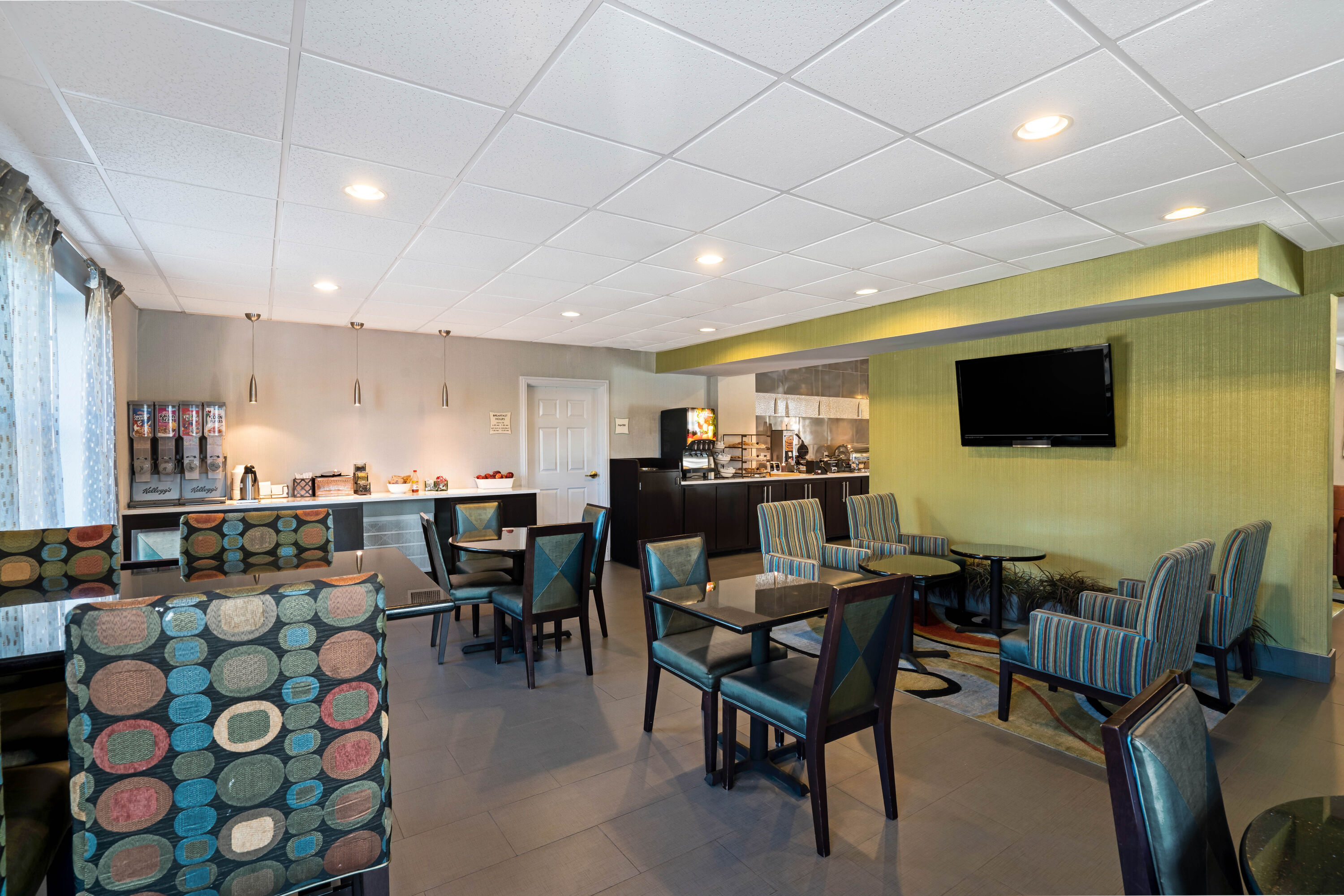 Free breakfast at La Quinta Inn & Suites by Wyndham Lebanon in Lebanon, Tennessee