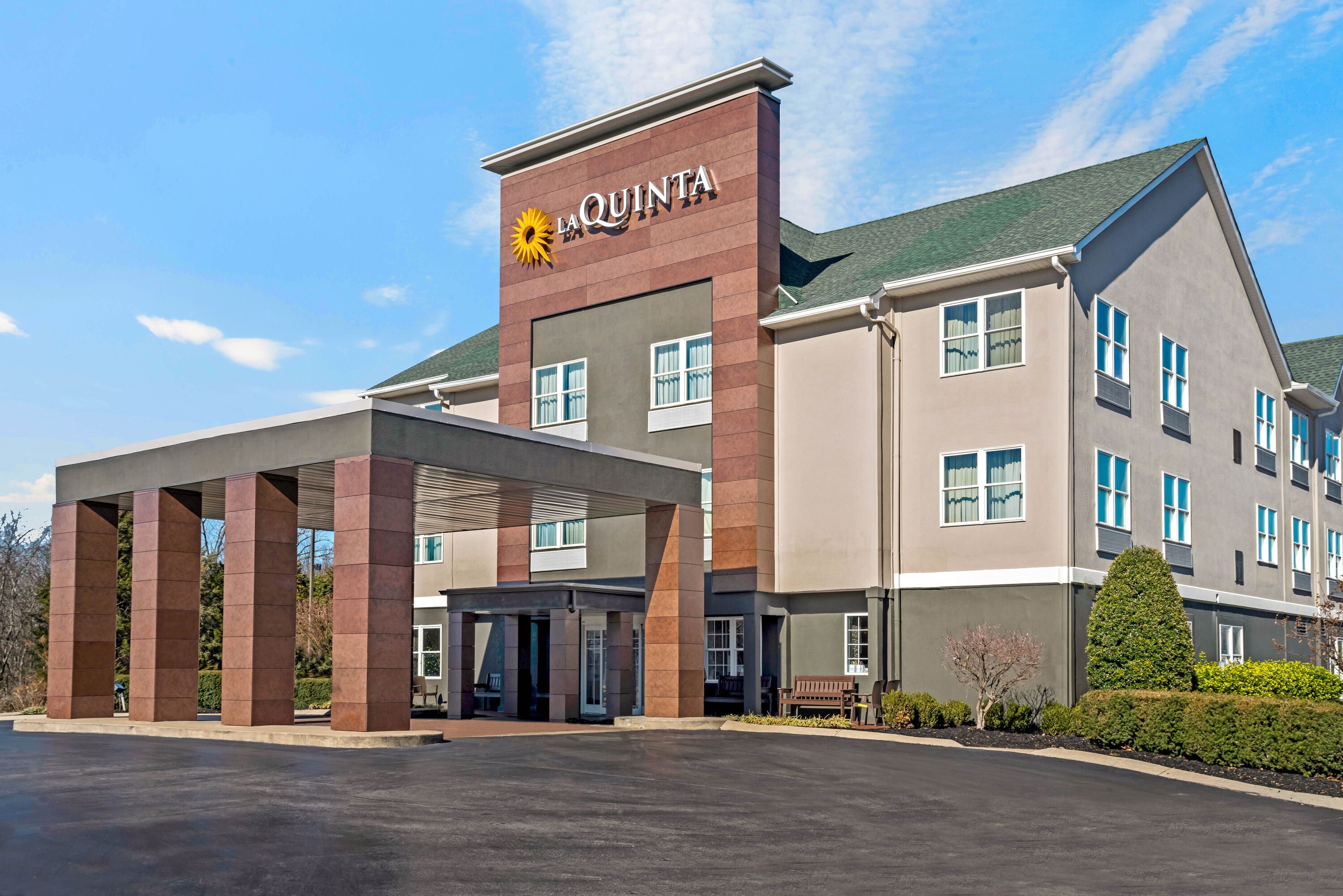 Exterior Day Image of La Quinta Inn & Suites by Wyndham Lebanon hotel in Lebanon, Tennessee