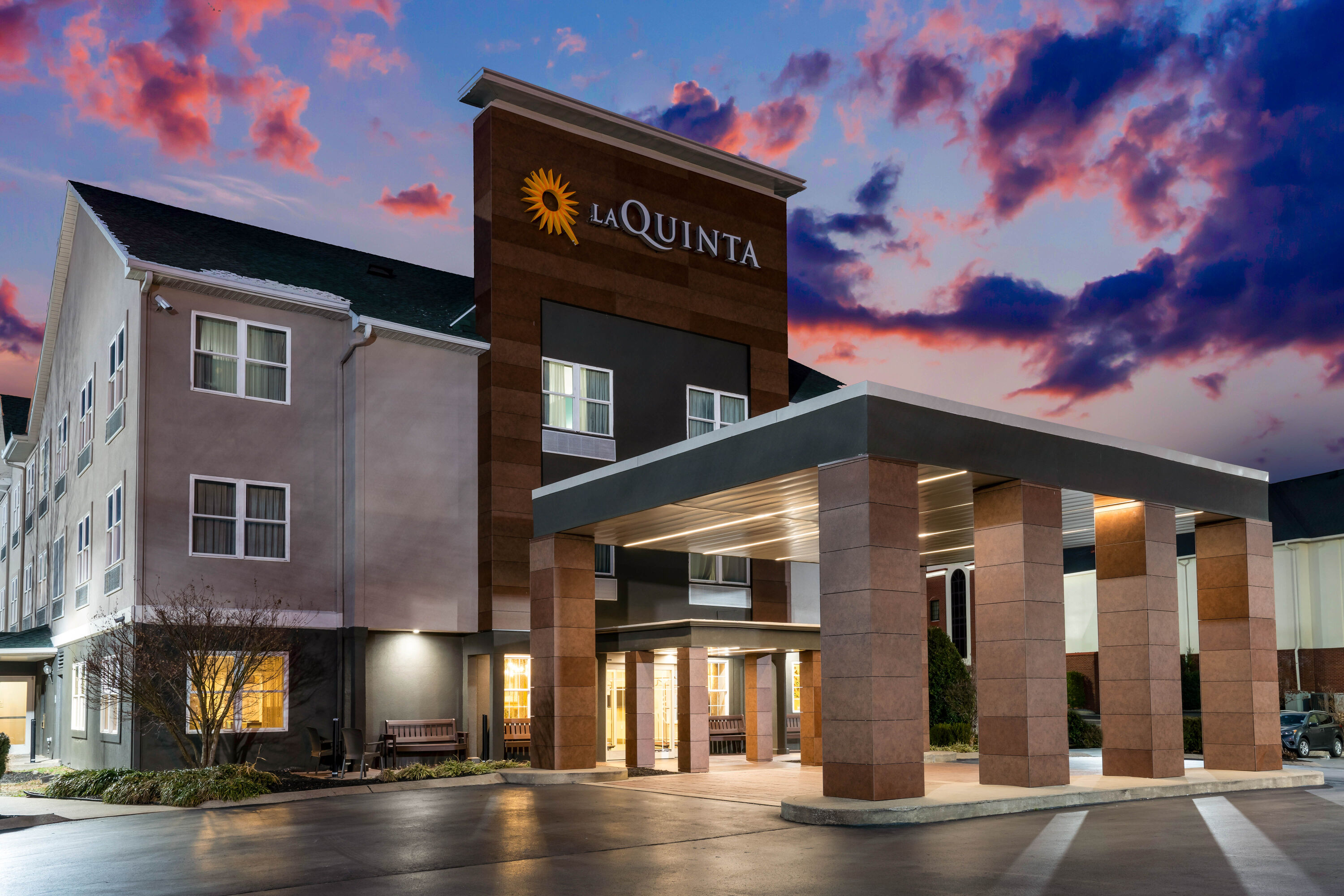 Exterior Dusk Image of La Quinta Inn & Suites by Wyndham Lebanon hotel in Lebanon, Tennessee