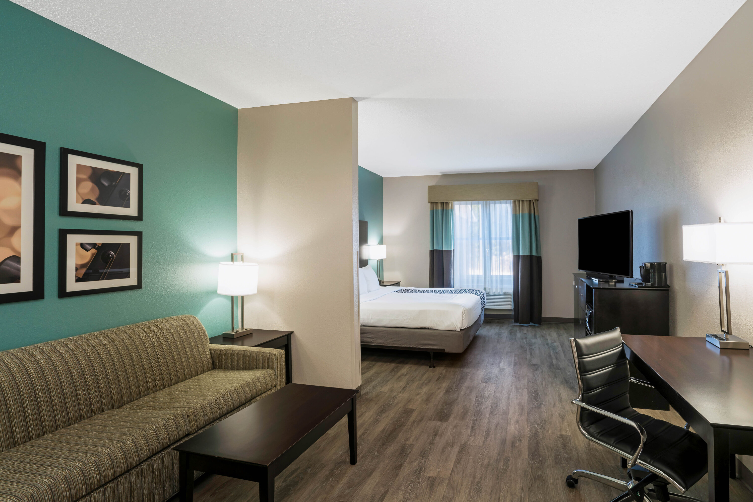 Guest room at the La Quinta Inn & Suites by Wyndham Lebanon in Lebanon, Tennessee