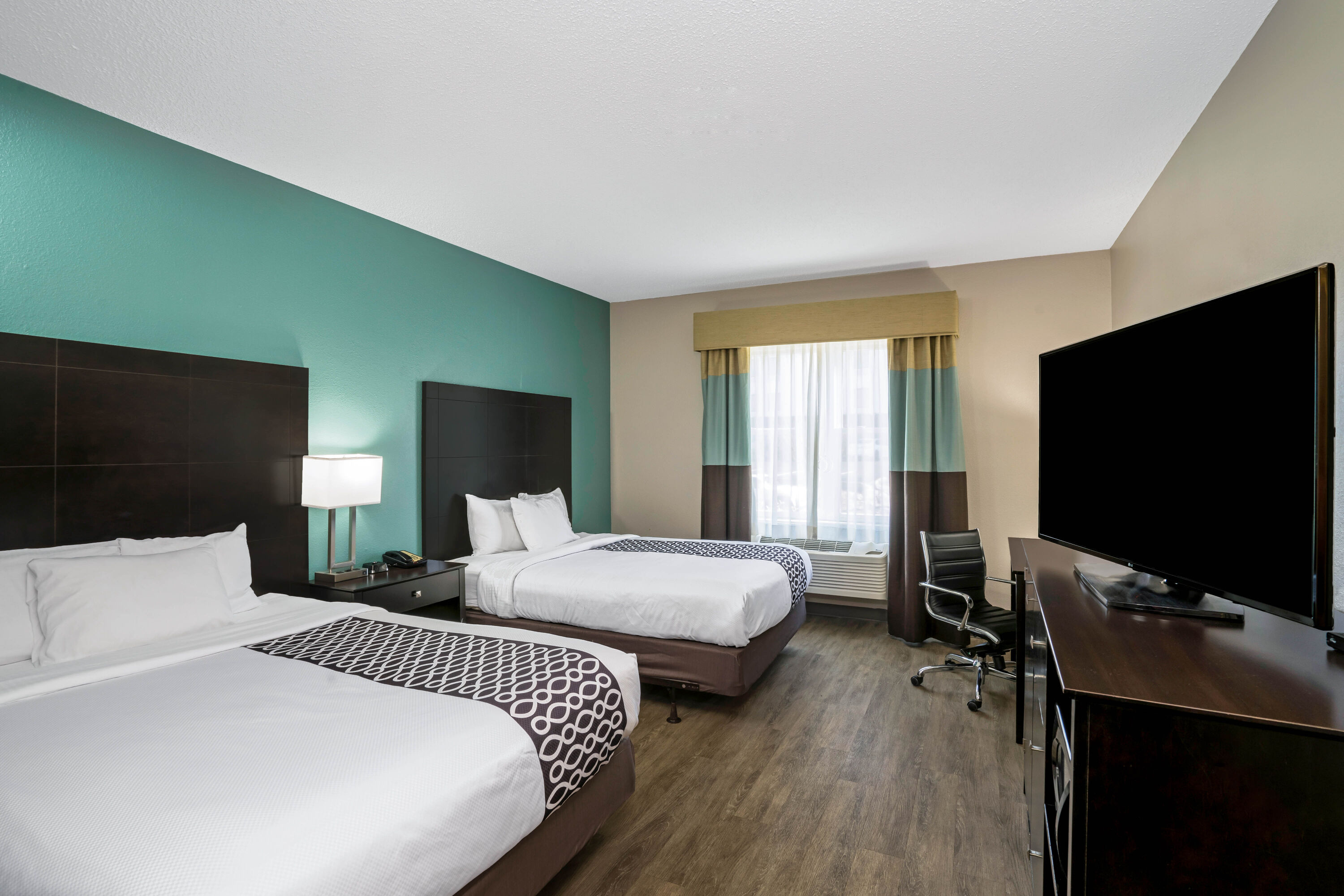 Guest room at the La Quinta Inn & Suites by Wyndham Lebanon in Lebanon, Tennessee