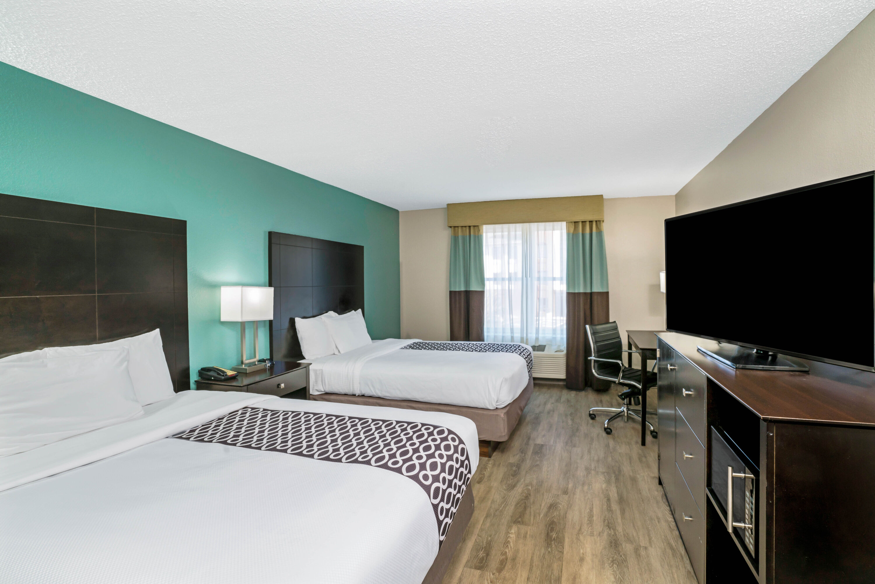 Guest room at the La Quinta Inn & Suites by Wyndham Lebanon in Lebanon, Tennessee