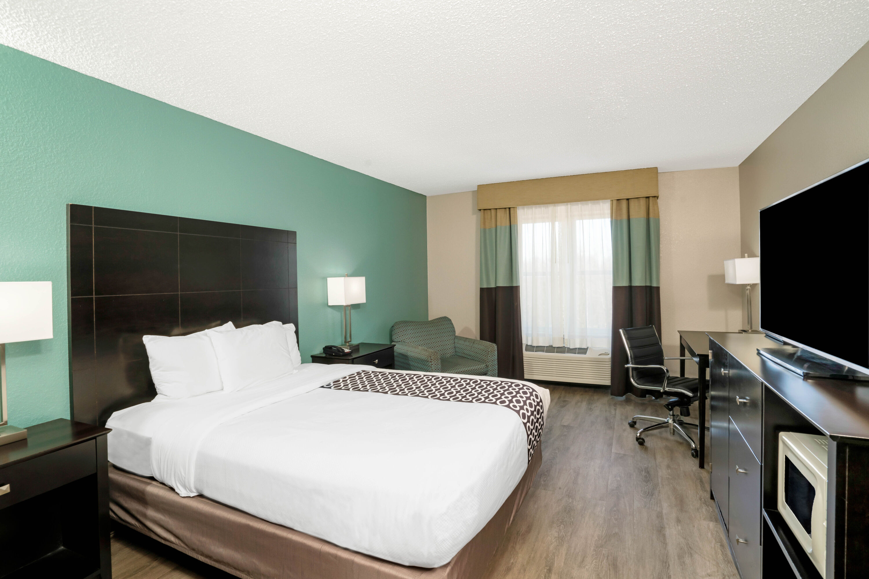 Guest room at the La Quinta Inn & Suites by Wyndham Lebanon in Lebanon, Tennessee