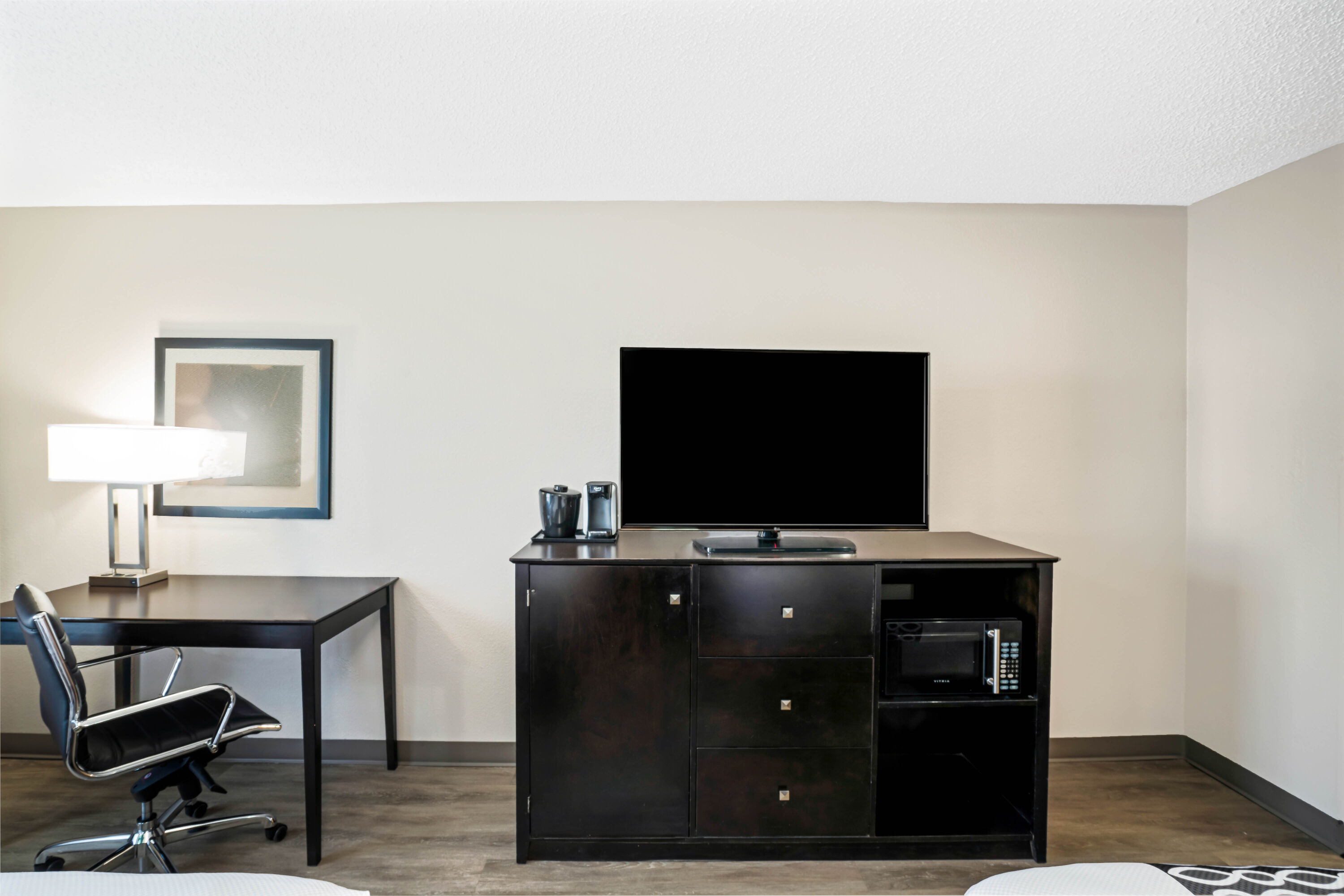 Guest room feature at the La Quinta Inn & Suites by Wyndham Lebanon in Lebanon, Tennessee