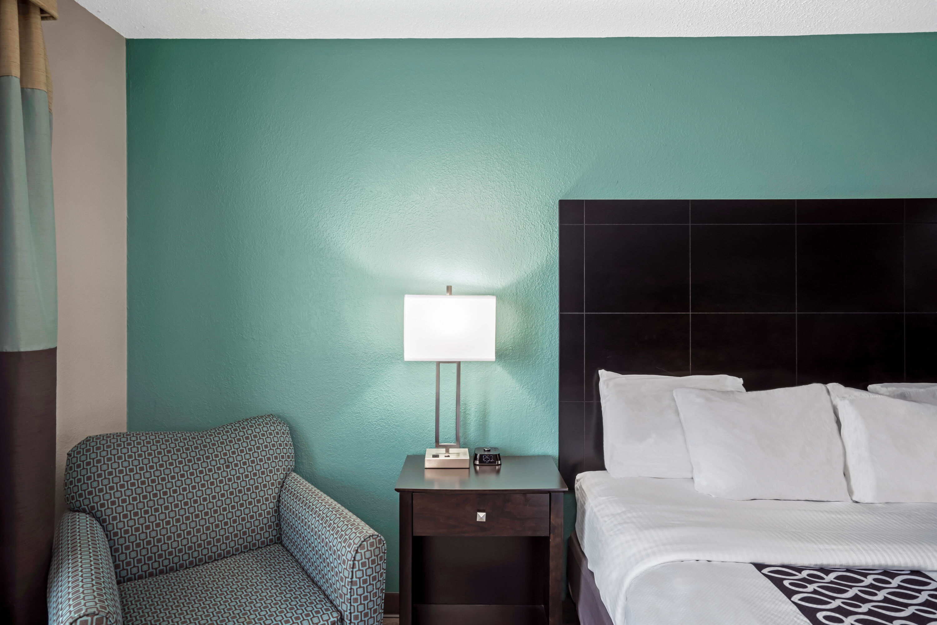 Guest room feature at the La Quinta Inn & Suites by Wyndham Lebanon in Lebanon, Tennessee