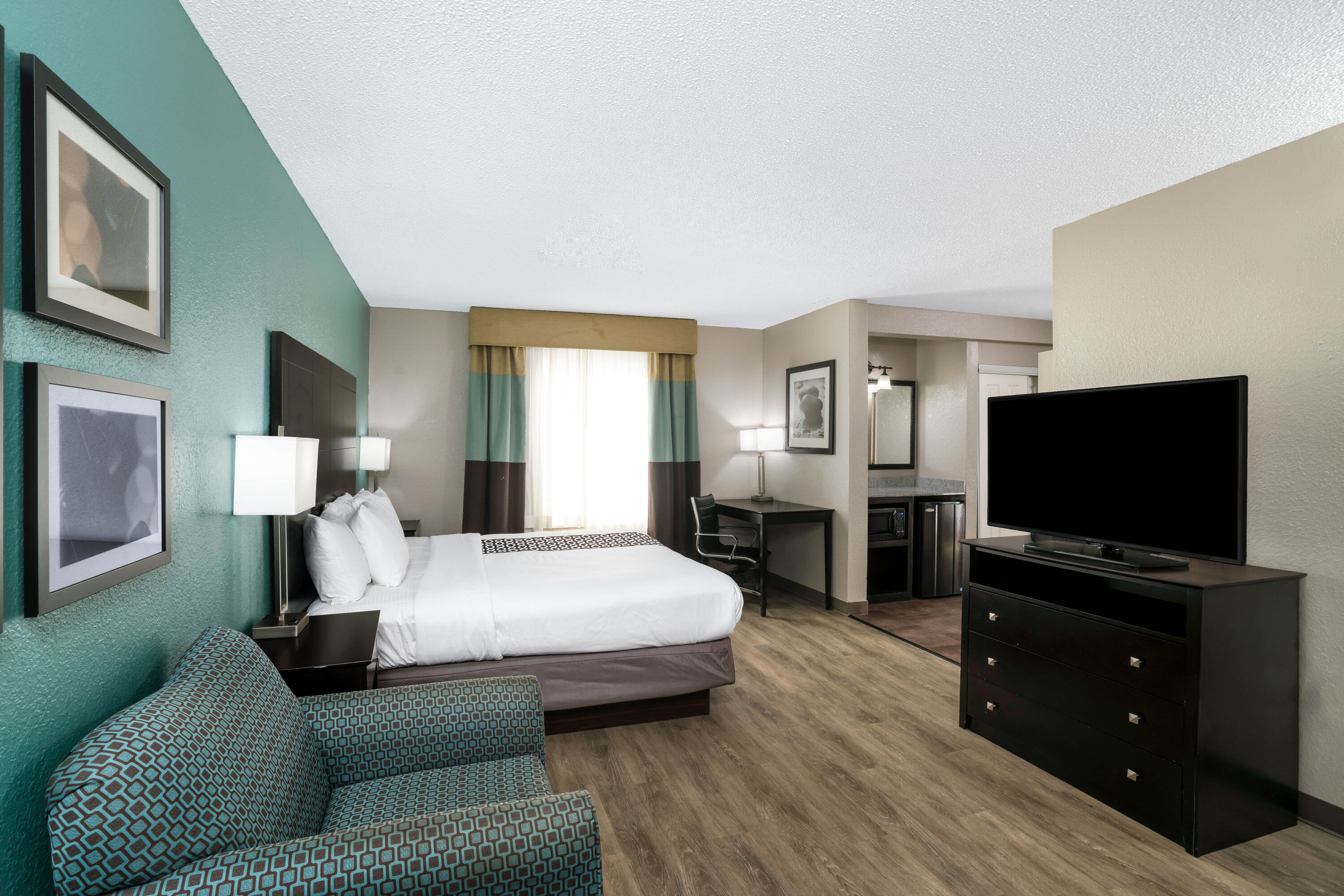 La Quinta Inn & Suites by Wyndham Lebanon suite in Lebanon, Tennessee