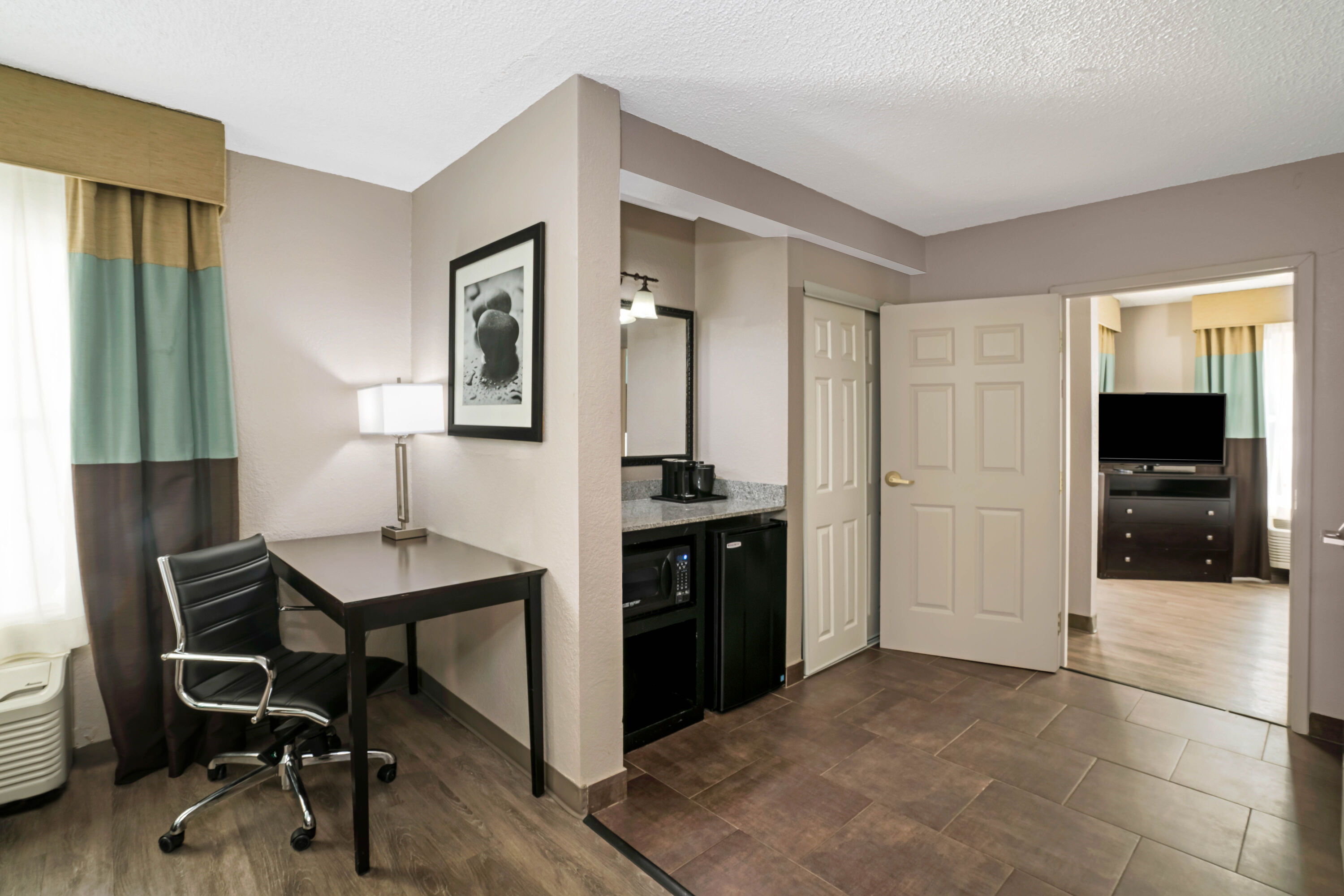 La Quinta Inn & Suites by Wyndham Lebanon suite in Lebanon, Tennessee