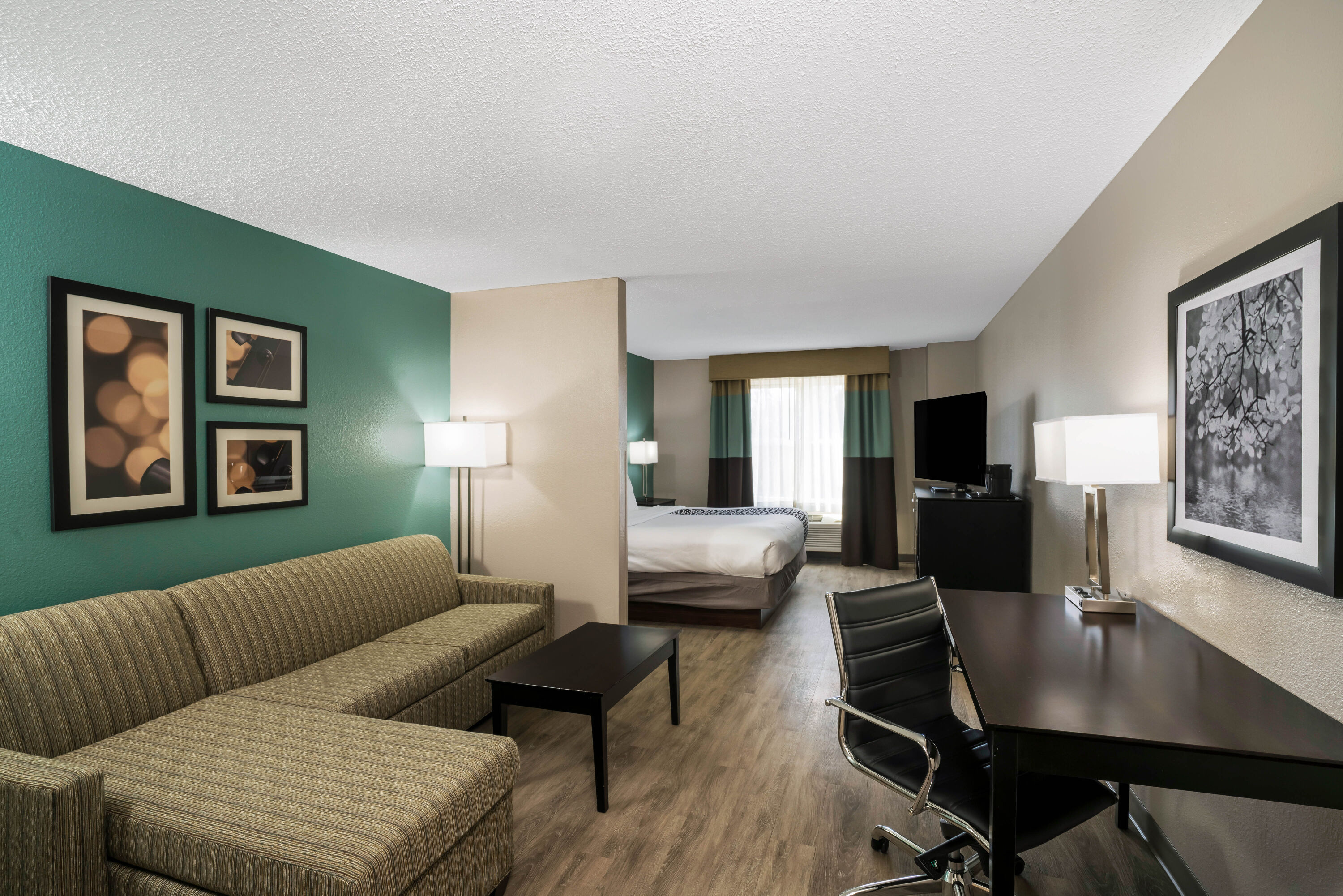 La Quinta Inn & Suites by Wyndham Lebanon suite in Lebanon, Tennessee