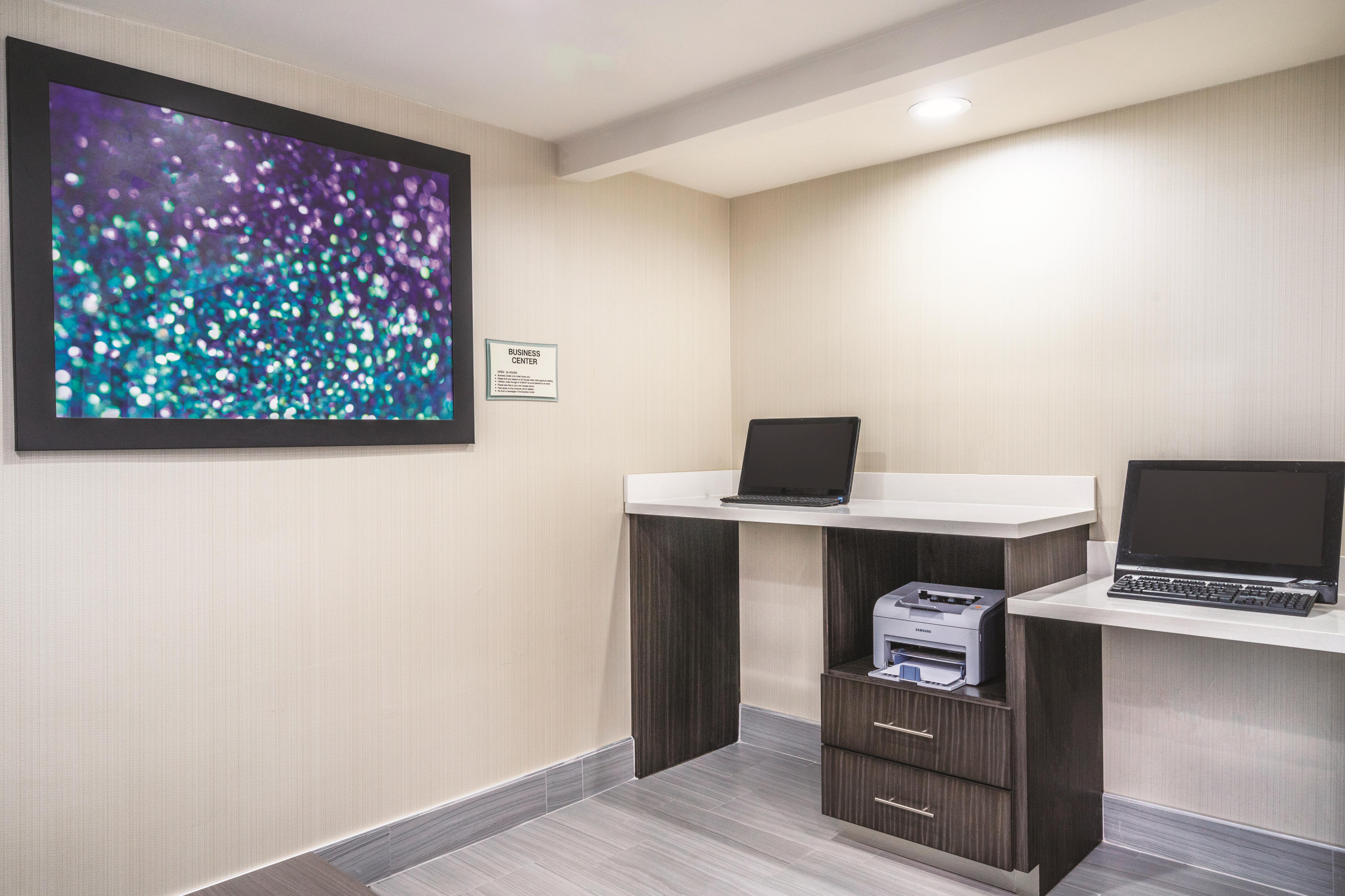 La Quinta Inn & Suites by Wyndham Loudon business center in Loudon, Tennessee