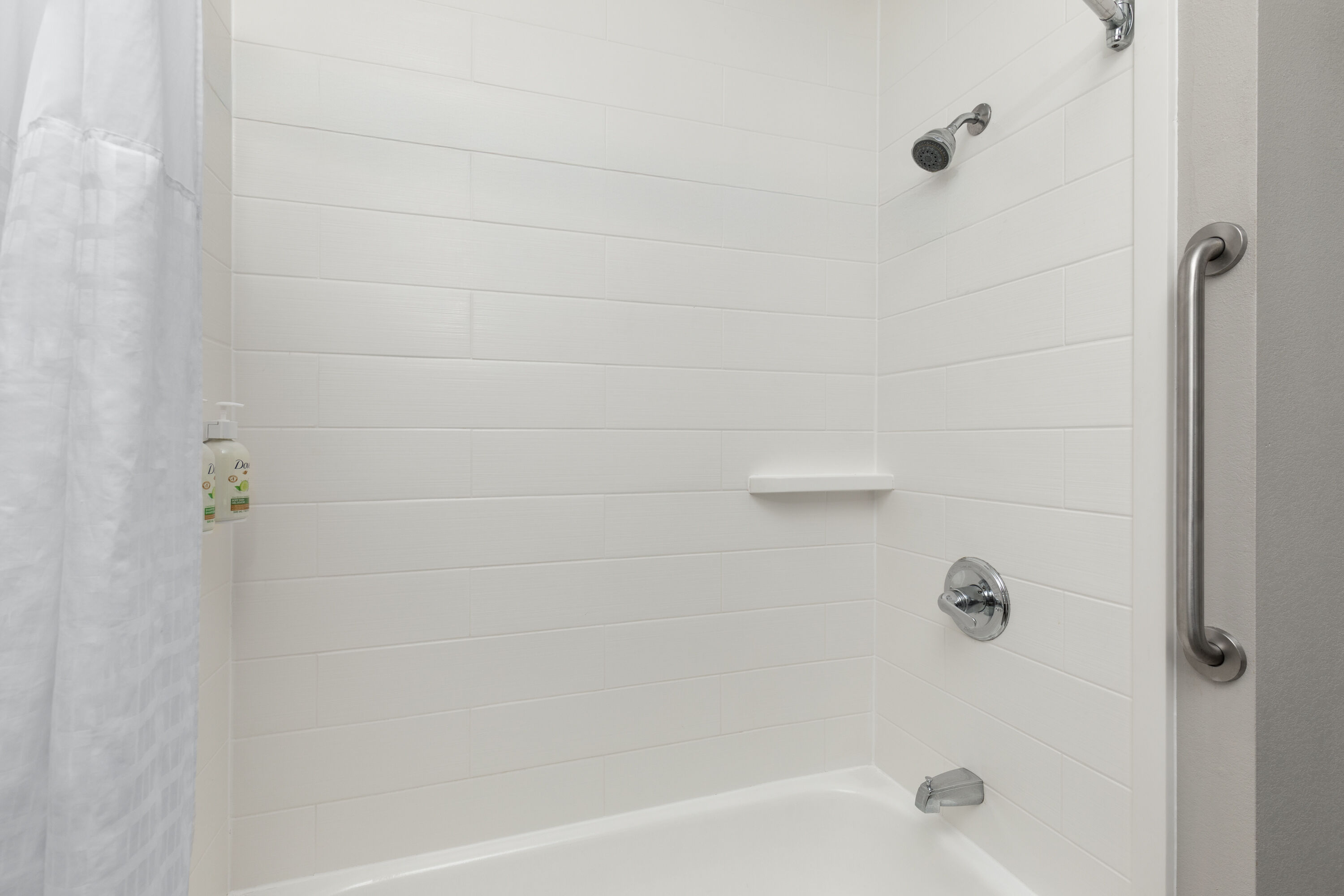 Guest room bath at the La Quinta Inn & Suites by Wyndham Loudon in Loudon, Tennessee