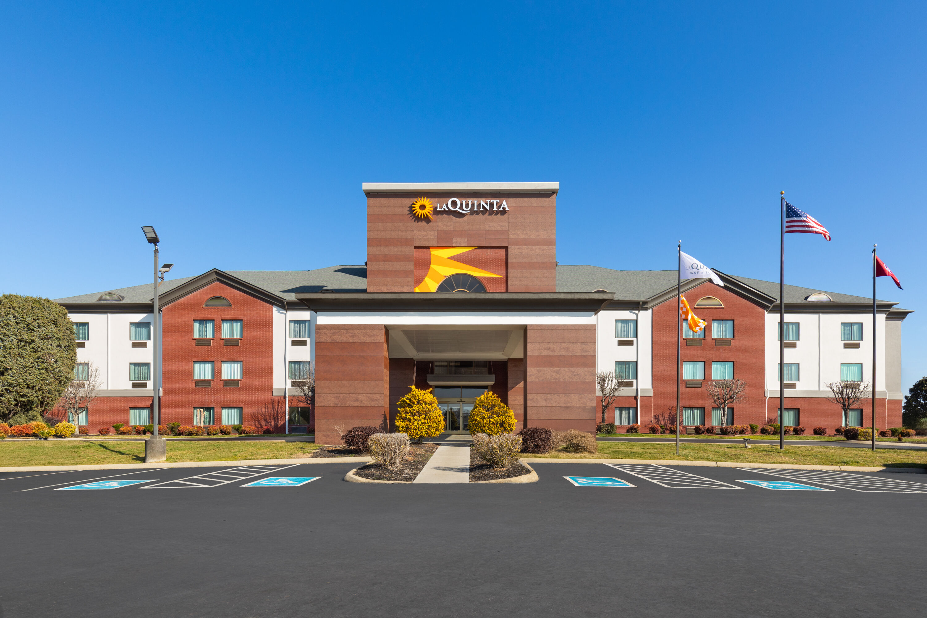 Exterior Day Image of La Quinta Inn & Suites by Wyndham Loudon hotel in Loudon, Tennessee