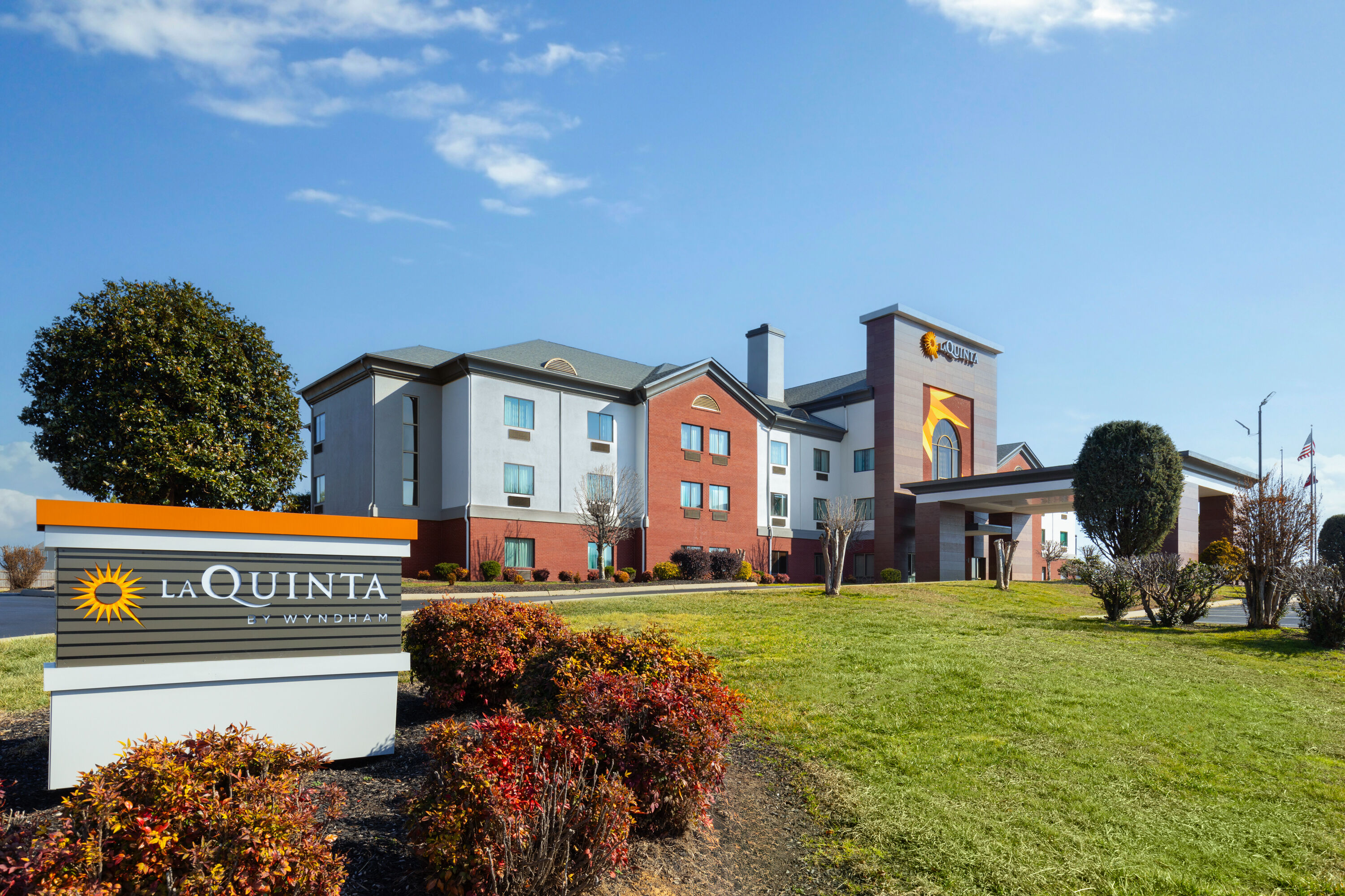 Exterior Day Image of La Quinta Inn & Suites by Wyndham Loudon hotel in Loudon, Tennessee